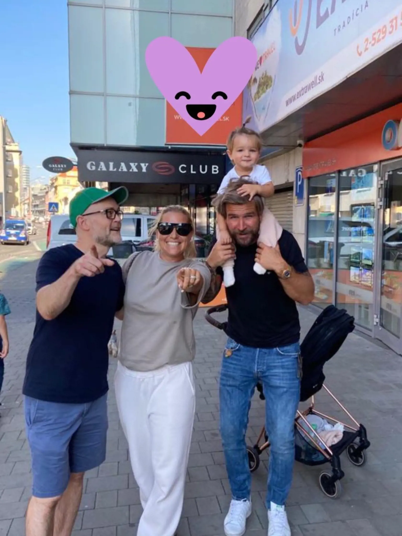 Niekedy to vyzerá tak, akoby naša bývalá tenistka chcela mať doma dcéru. Synovi Jakubkovi občas urobí na hlave cop.