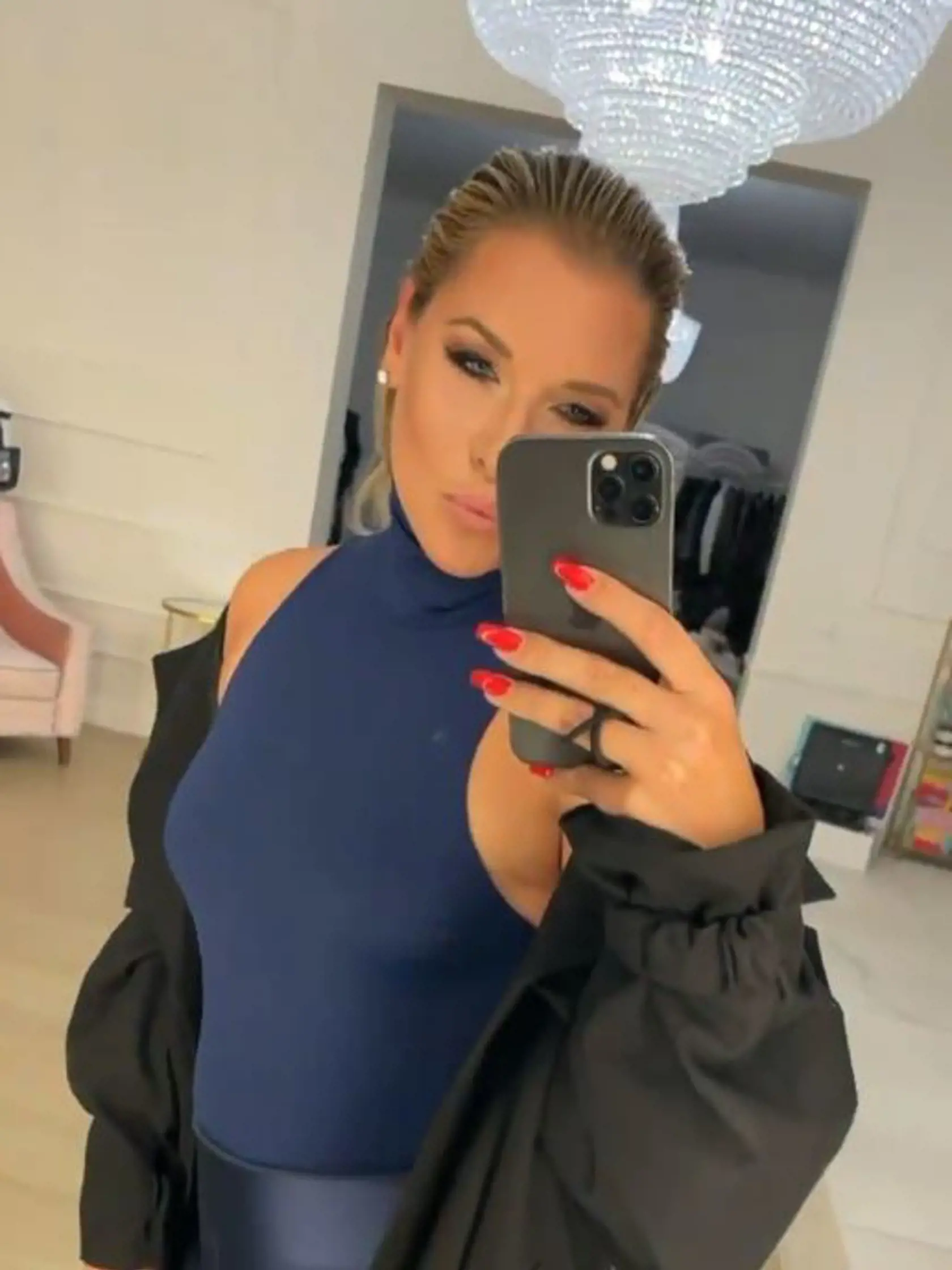 Cibulková zladila outfit do modrej farby a pozornosť pútala aj a účesom a výrazným mejkapom.