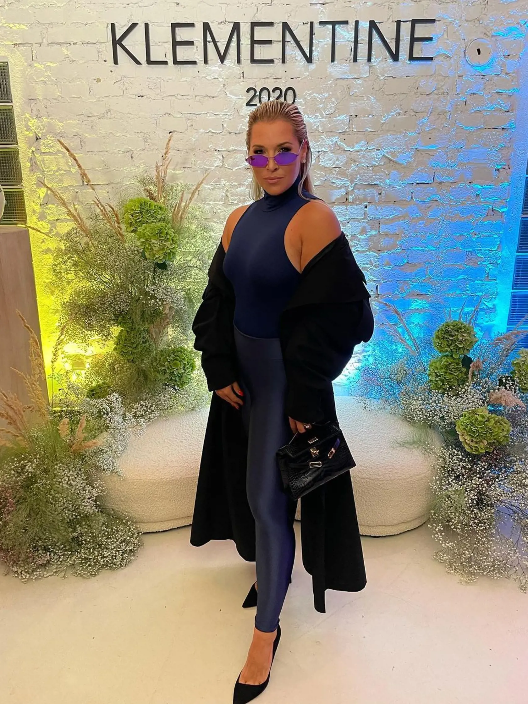 Cibulková zladila outfit do modrej farby. Pozornosť pútala aj slnečnými okuliarmi a účesom.
