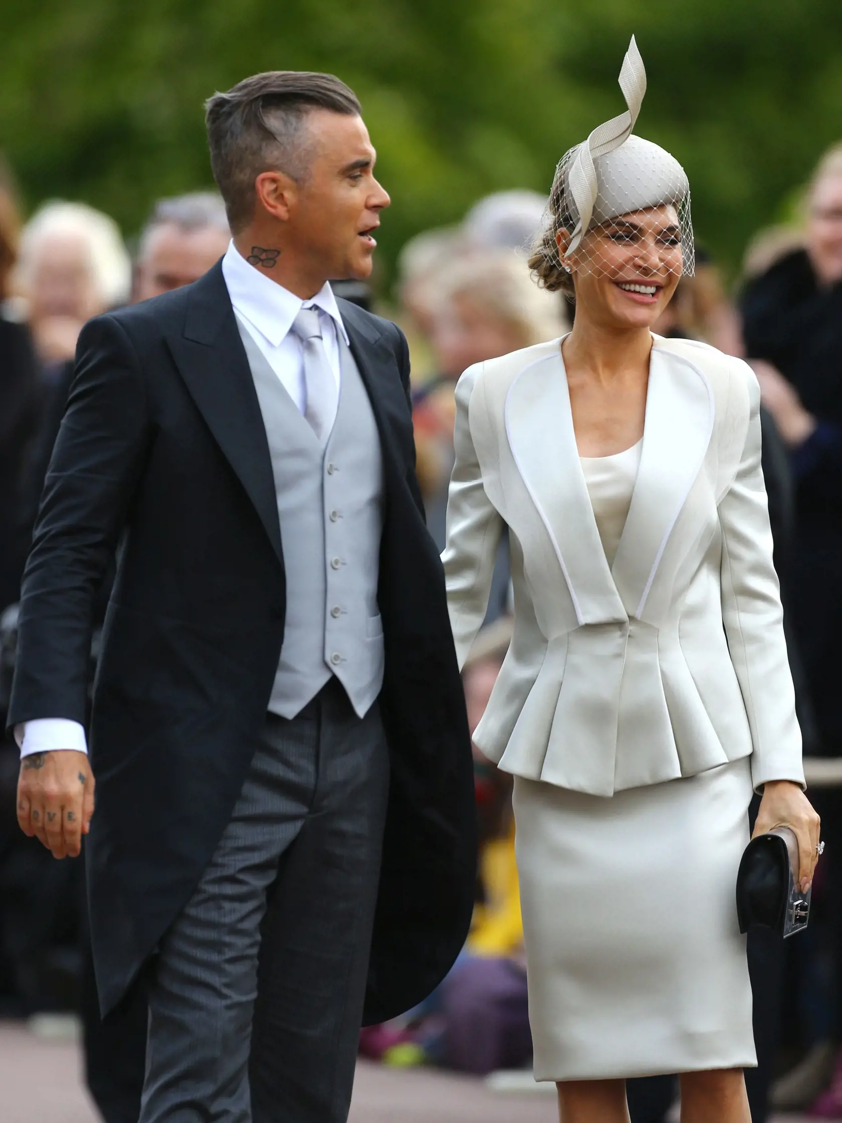 Robbie Williams na svadbe princeznej Eugenie s manželkou Aydou Field a dcérou Theodorou.