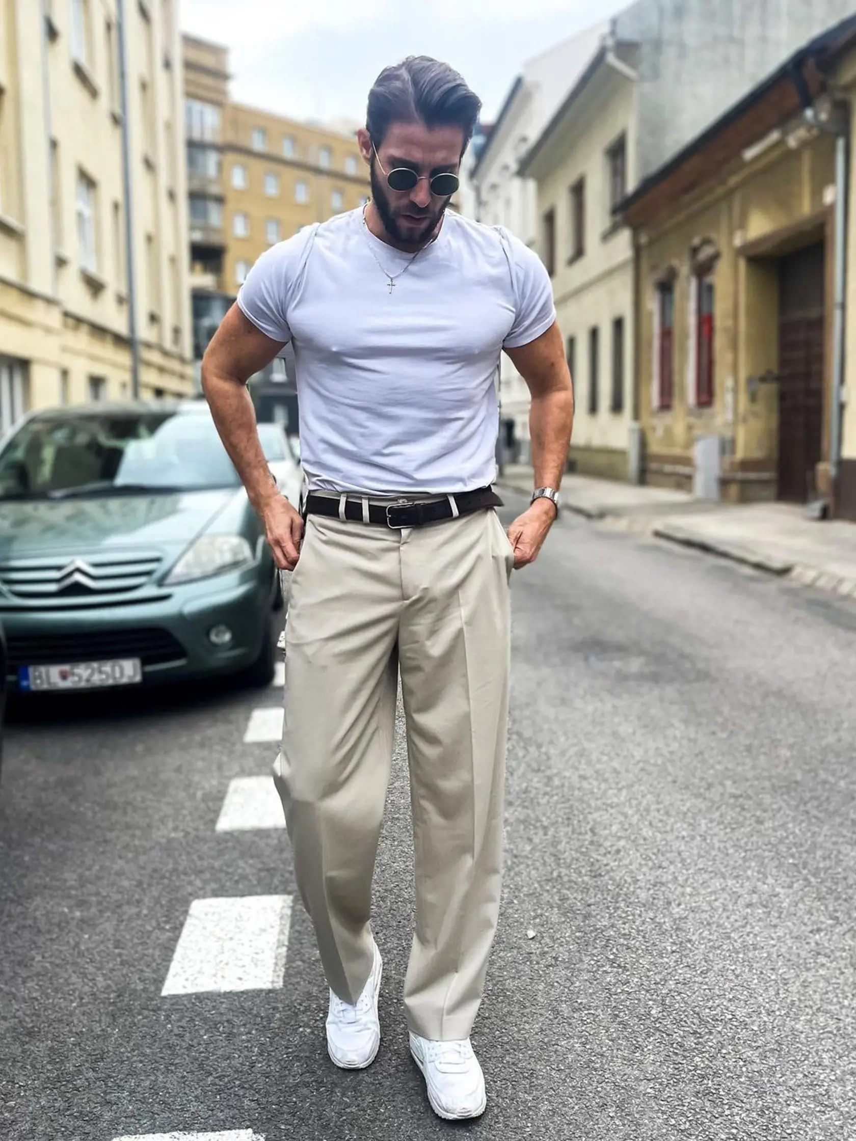 „No, kde je už to leto, ja už v krátkych rukávoch. (vôbec som skoro nezamrzol kvôli fotke)," napísal k foto Tomáš, na čo hneď zareagovali jeho fanúšičky. „No tie bradavky hovoria za všetko, že kosa bola," napísala Eva. „Bradavky sú top," okomentovala foto Tina.