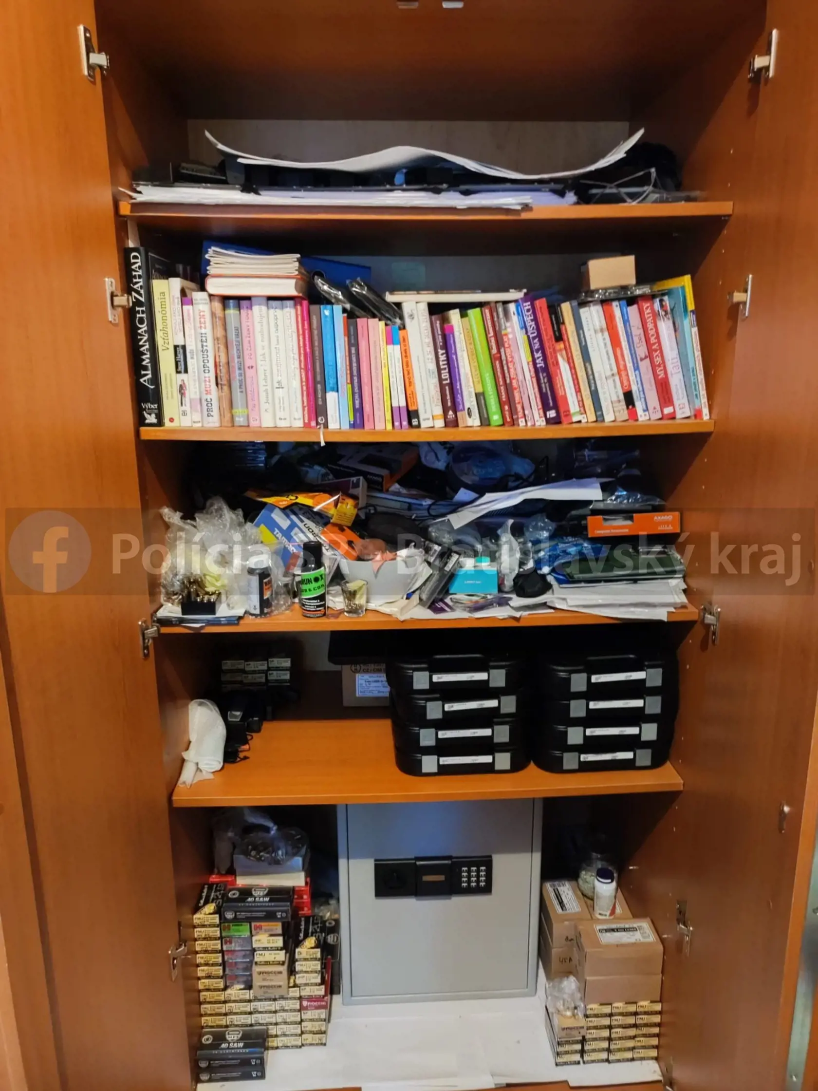 Polícia vykonala prehliadku priestorov, kde sa strelec v minulosti zdržiaval.