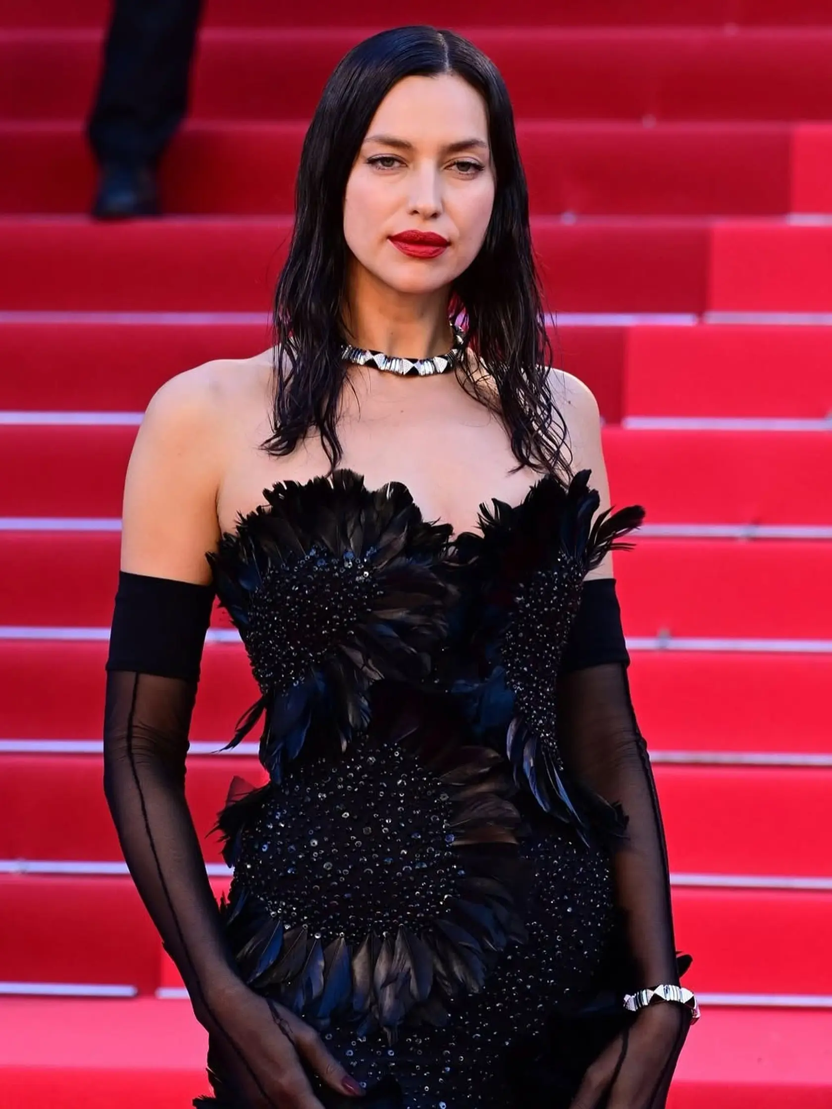 Irina Shayk sa ukázala v čiernych šatách bez ramienok s perovými detailmi od Elieho Saaba. 