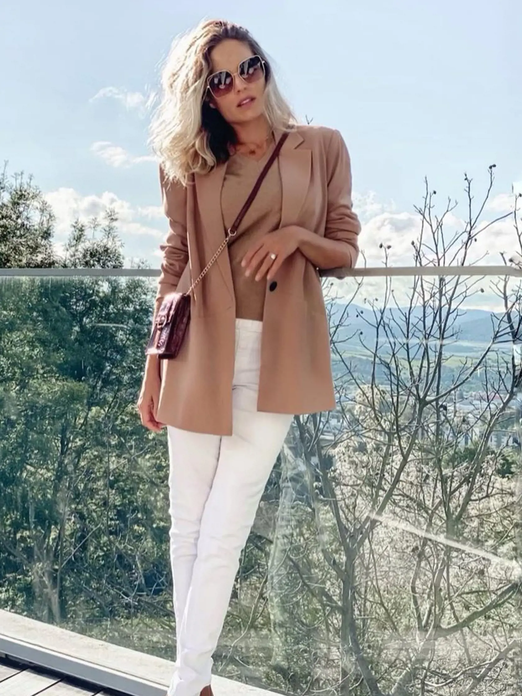 Ivanka Gáborík na terase rada pózuje.