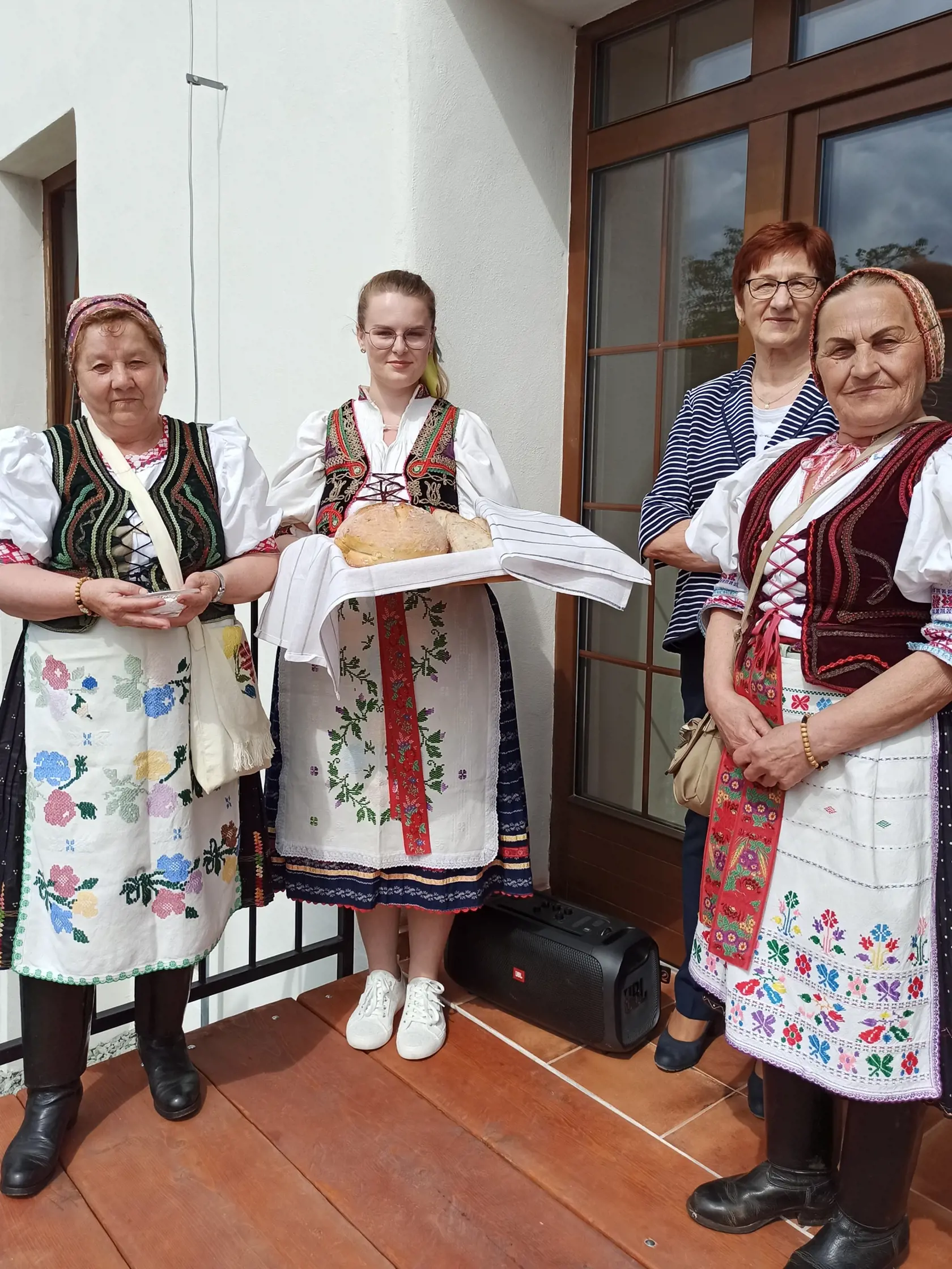 Slávnostné otvorenie zrekonštruovanej budovy. Hostí vítali ženy v krojoch, ktoré ponúkali hosťom chlieb a soľ.