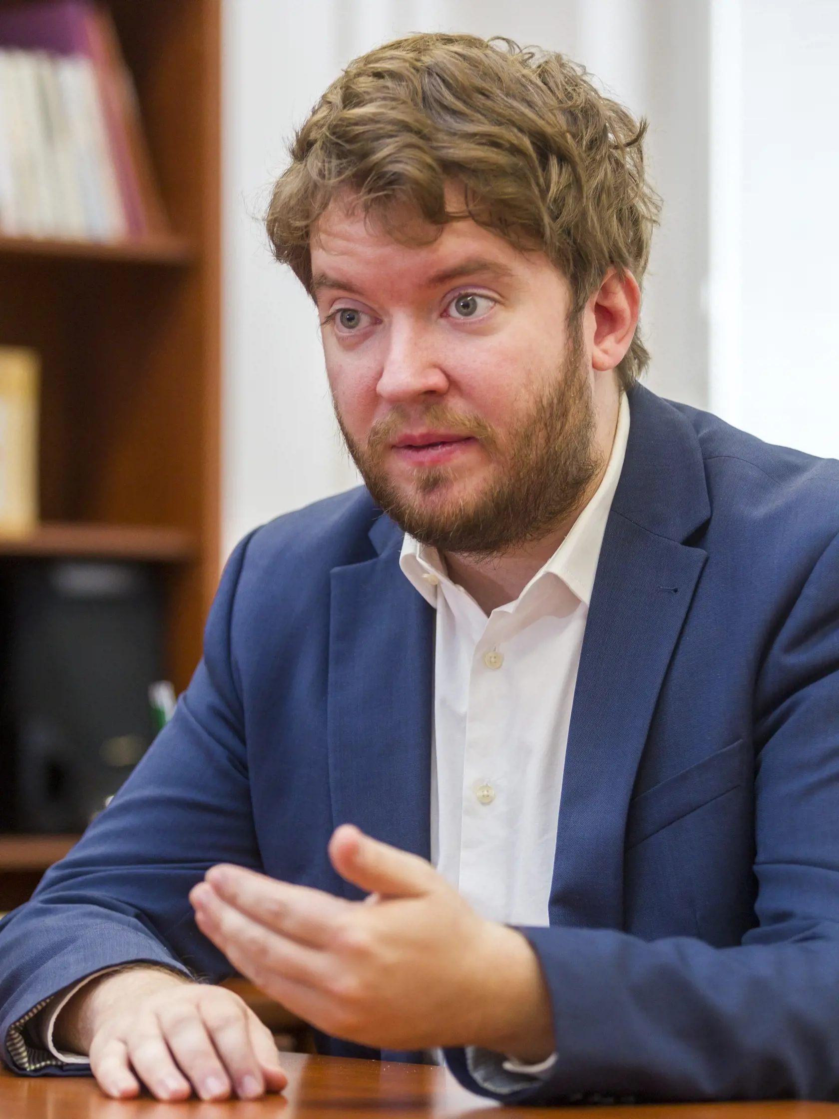 Na snimke -Ábel Ravasz  - splnomocnenec vlády SR pre rómske komunity
 