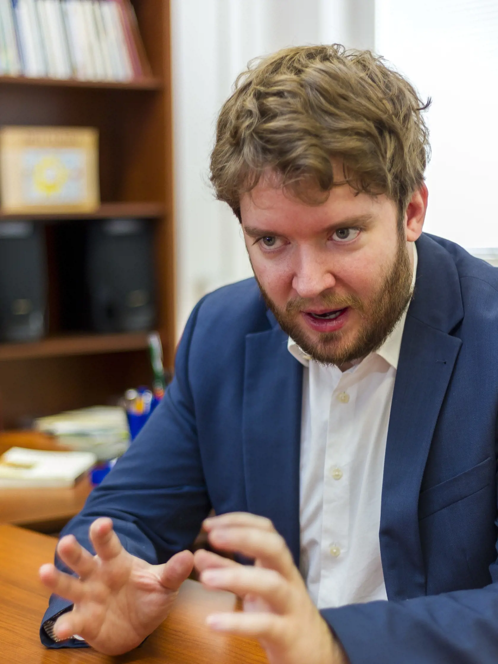 Na snimke -Ábel Ravasz  - splnomocnenec vlády SR pre rómske komunity
 