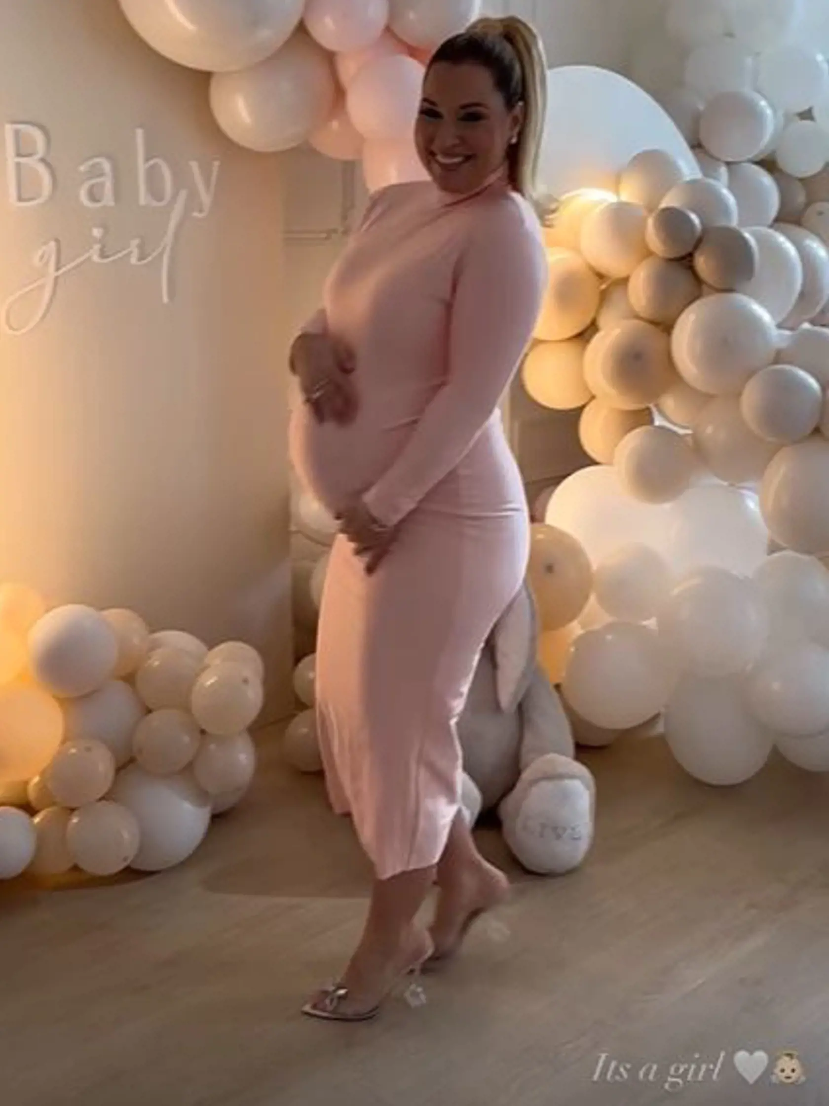 Dominika Cibulková na instagrame ukázala zábery z baby showeru pred druhým pôrodom a odhalila aj pohlavie druhého dieťaťa. "Je to dievča," napísala a ružové balóny na oslave to odhaľovali tiež.