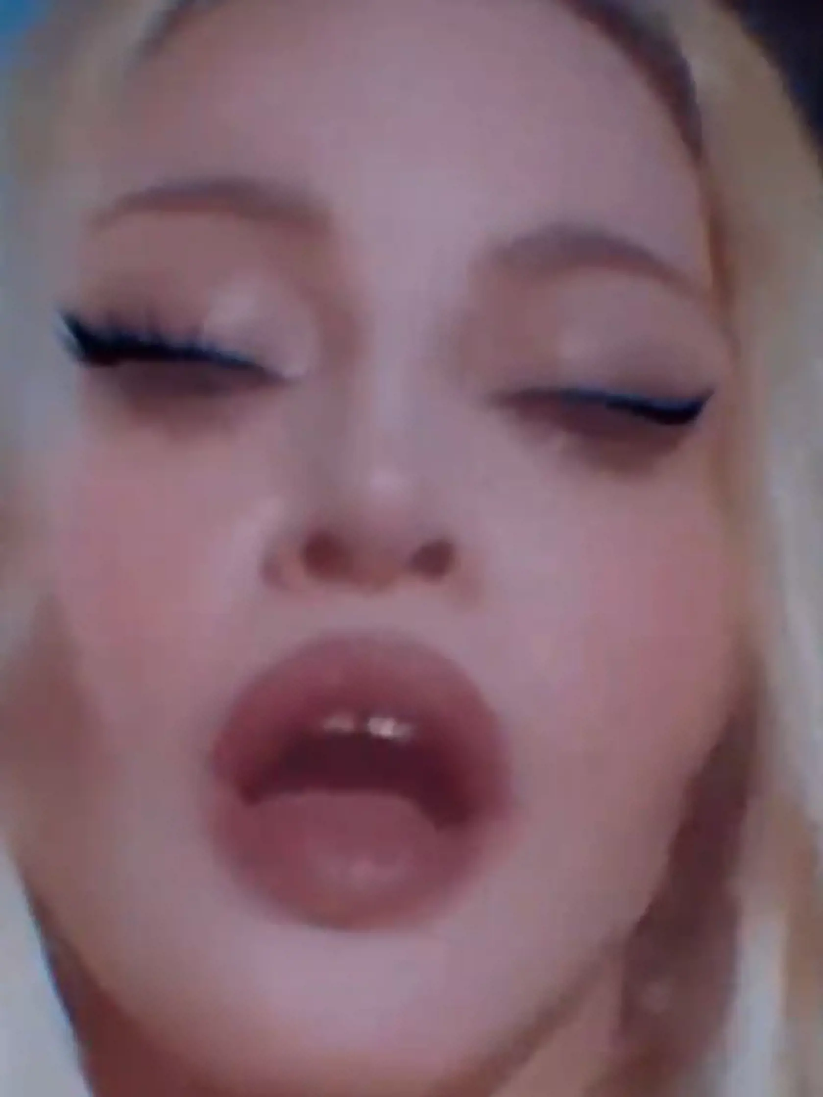 Speváčka Madonna už plastické zákroky na omladenie neutají. Na sociálnej sieti instagram pridáva každý deň nové a nové zábery svojho bezchybného vzhľadu.