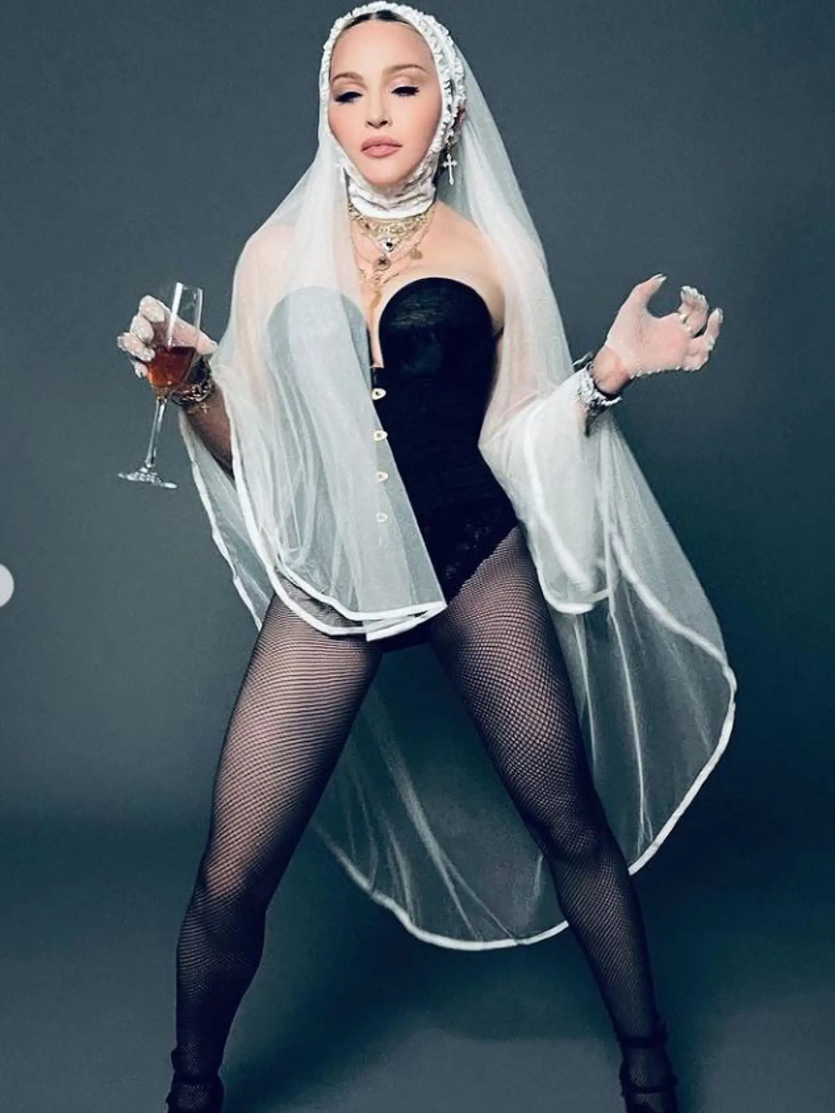 Madonna má na svojich fotografiách vyretušovanú tvár.