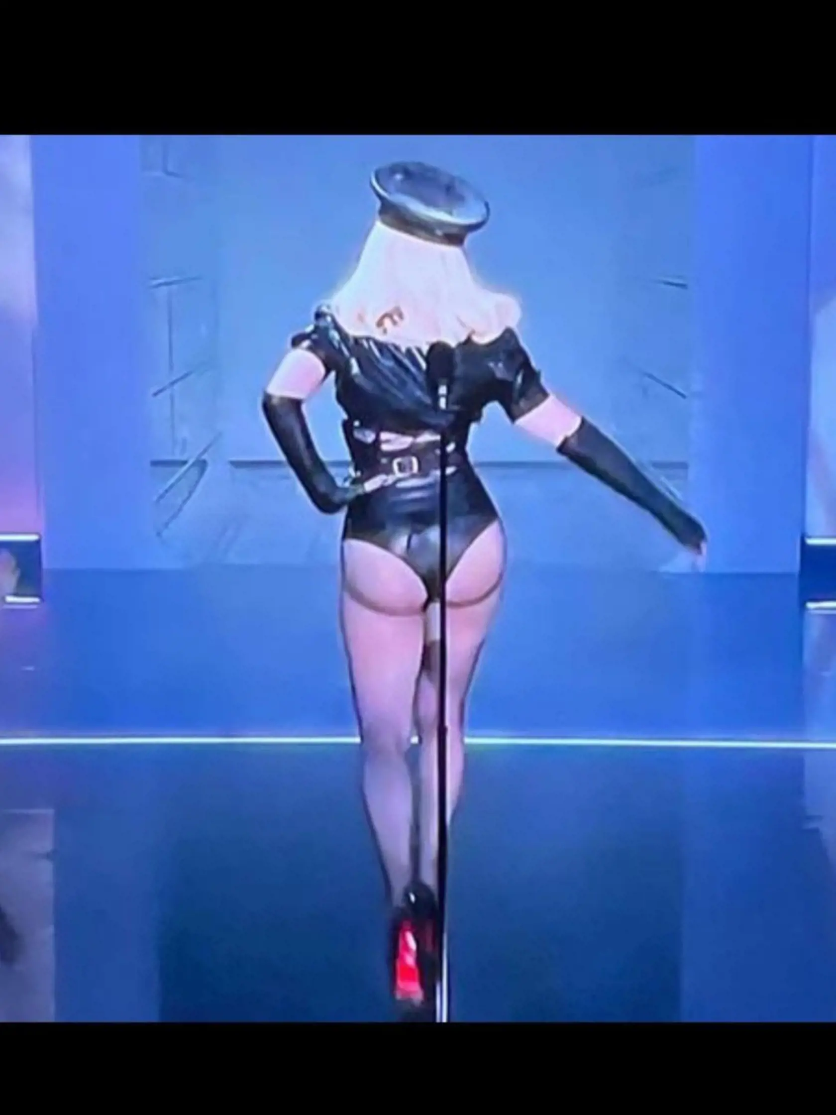 Speváčka stála pred publikom s erotickom PVC korzete, ktorý jej vytlačil prsia až pod bradu, len tak tak, že jej nevyskočili.