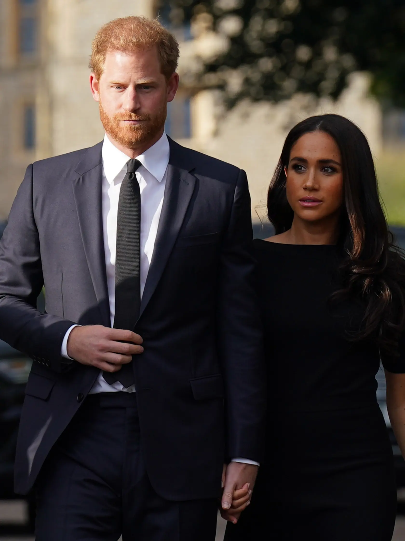 Princovi Harrymu a jeho manželke Meghan Markle hrozí, že ich vyhostia z USA pre princovu minulosť.