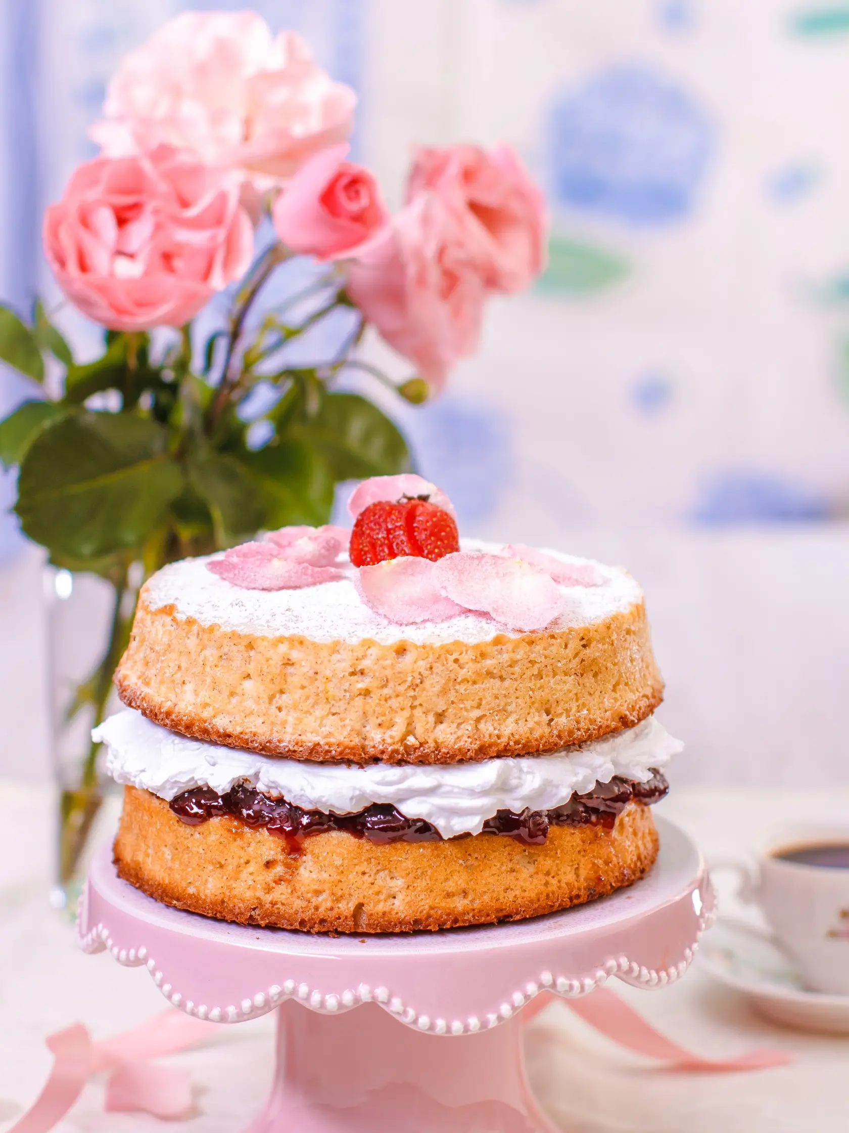 Victoria,Sponge,Cake,With,Whipped,Cream,And,Strawberries