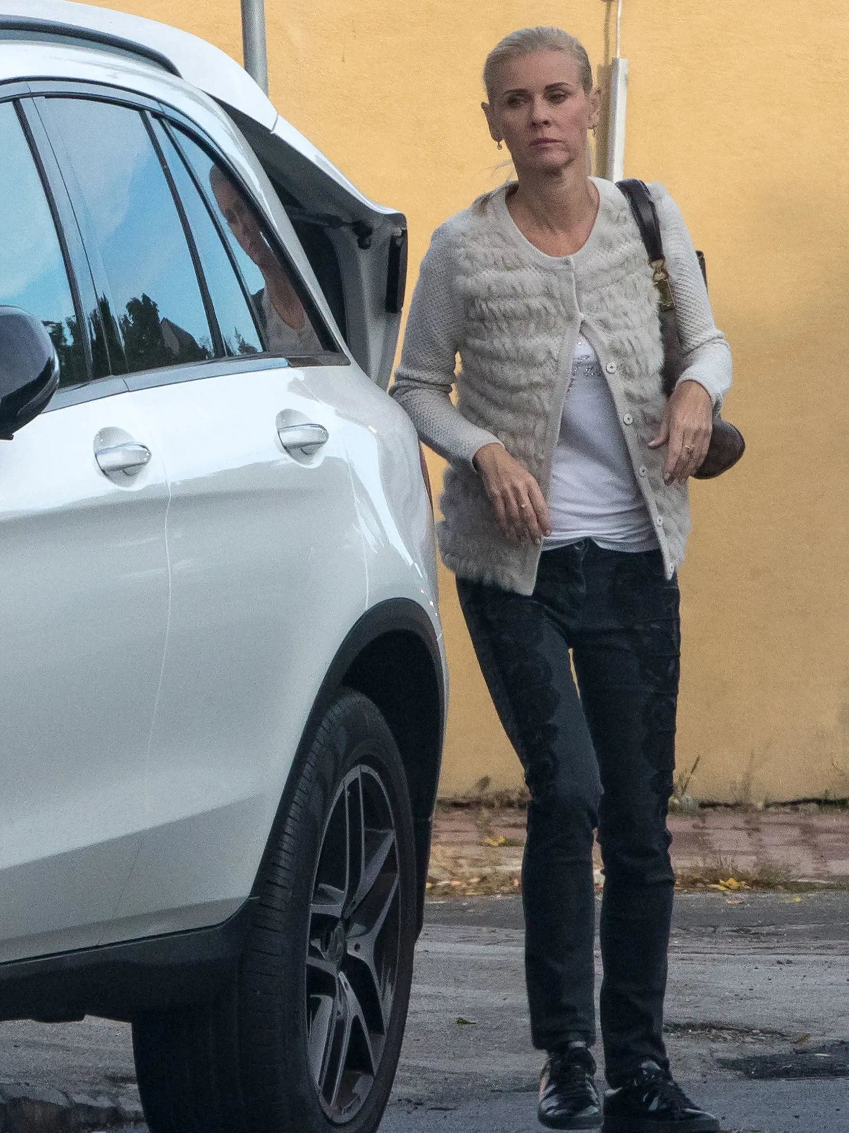 NA NÁVŠTEVU?: Chorá sudkyňa zaparkovala biely Mercedes v blízkosti domu, kde byt vlastní jej sestra, sudkyňa Andrea Haitová.