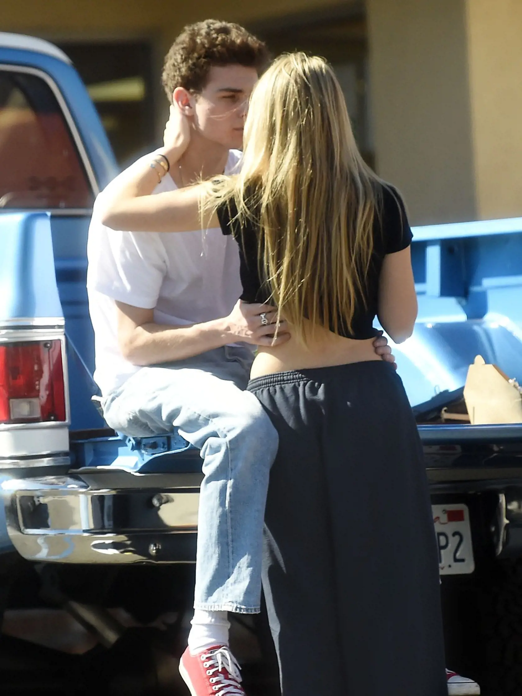 O tom, že Leni má už ďaleko od zlatého blonďavého dievčatka, ktoré máme všetci zafixované v pamäti, svedčia aj najnovšie fotografie z Hollywoodu. Tínedžerku paparacovia nachytali, ako si na ulici za bieleho dňa vymieňala nežnosti so svojím prvým frajerom.