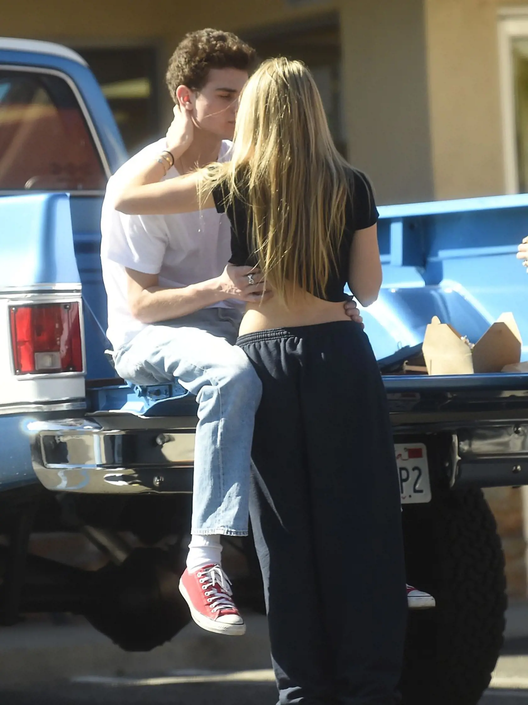 O tom, že Leni má už ďaleko od zlatého blonďavého dievčatka, ktoré máme všetci zafixované v pamäti, svedčia aj najnovšie fotografie z Hollywoodu. Tínedžerku paparacovia nachytali, ako si na ulici za bieleho dňa vymieňala nežnosti so svojím prvým frajerom.