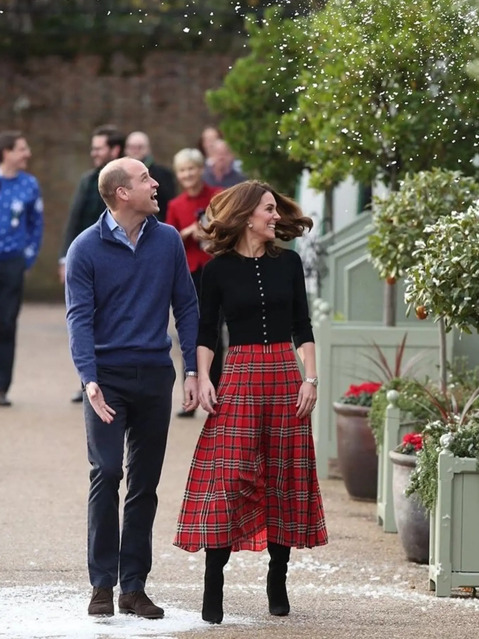 Keď predčasne sneží, William a Kate sa bavia.