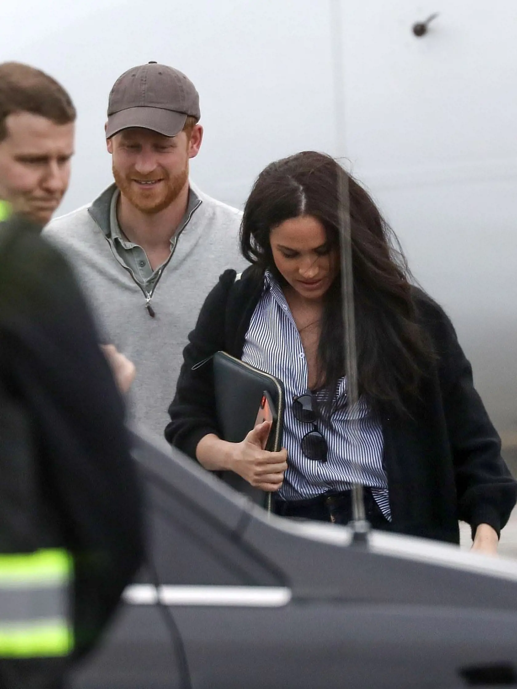 Meghan a Harry po prílete do Kanady z USA. Ruky mali plné batožiny a namiesto okázalých šiat na sebe mali bežné cestovné oblečenie.