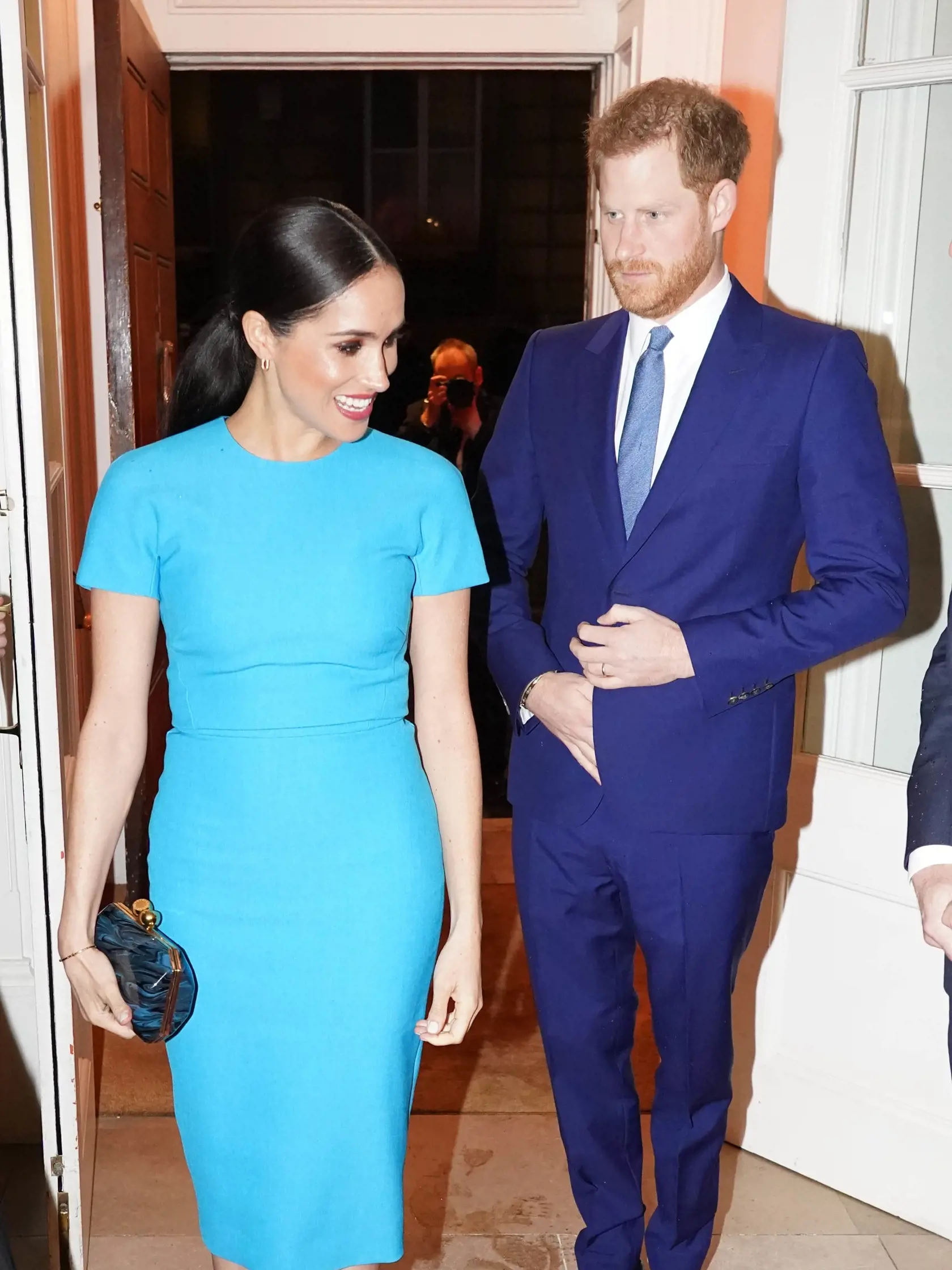 Vojvodkyňa Meghan dorazila po boku Harryho do Londýna.