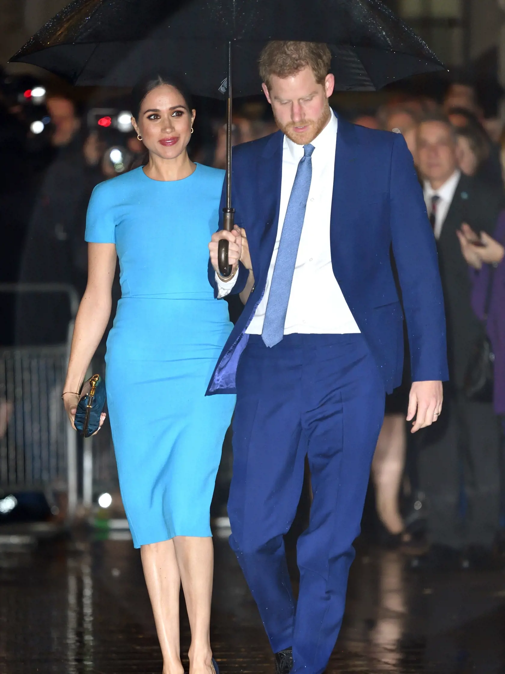 Vojvodkyňa Meghan dorazila po boku Harryho do Londýna.