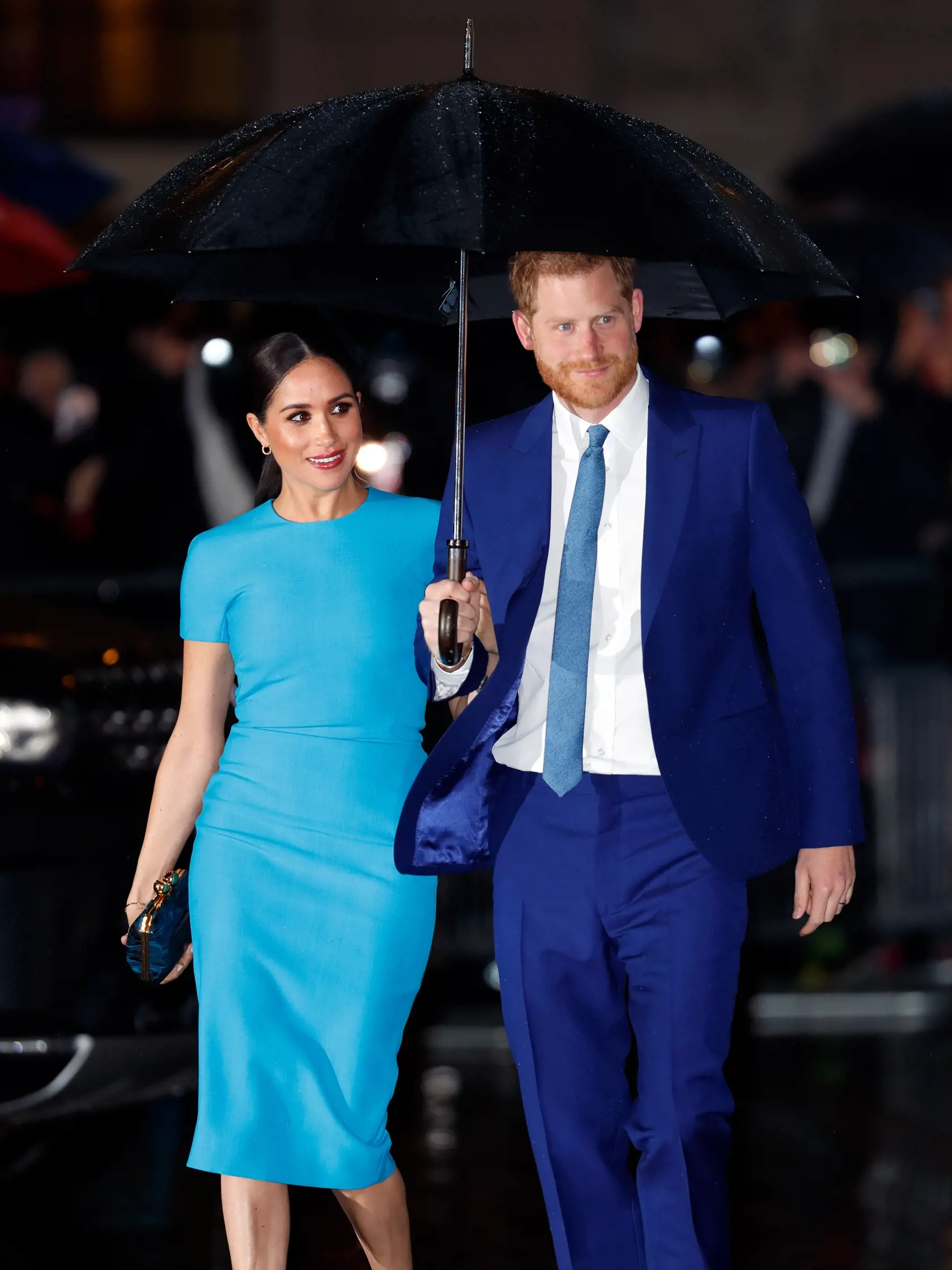 Vojvodkyňa Meghan dorazila po boku Harryho do Londýna.