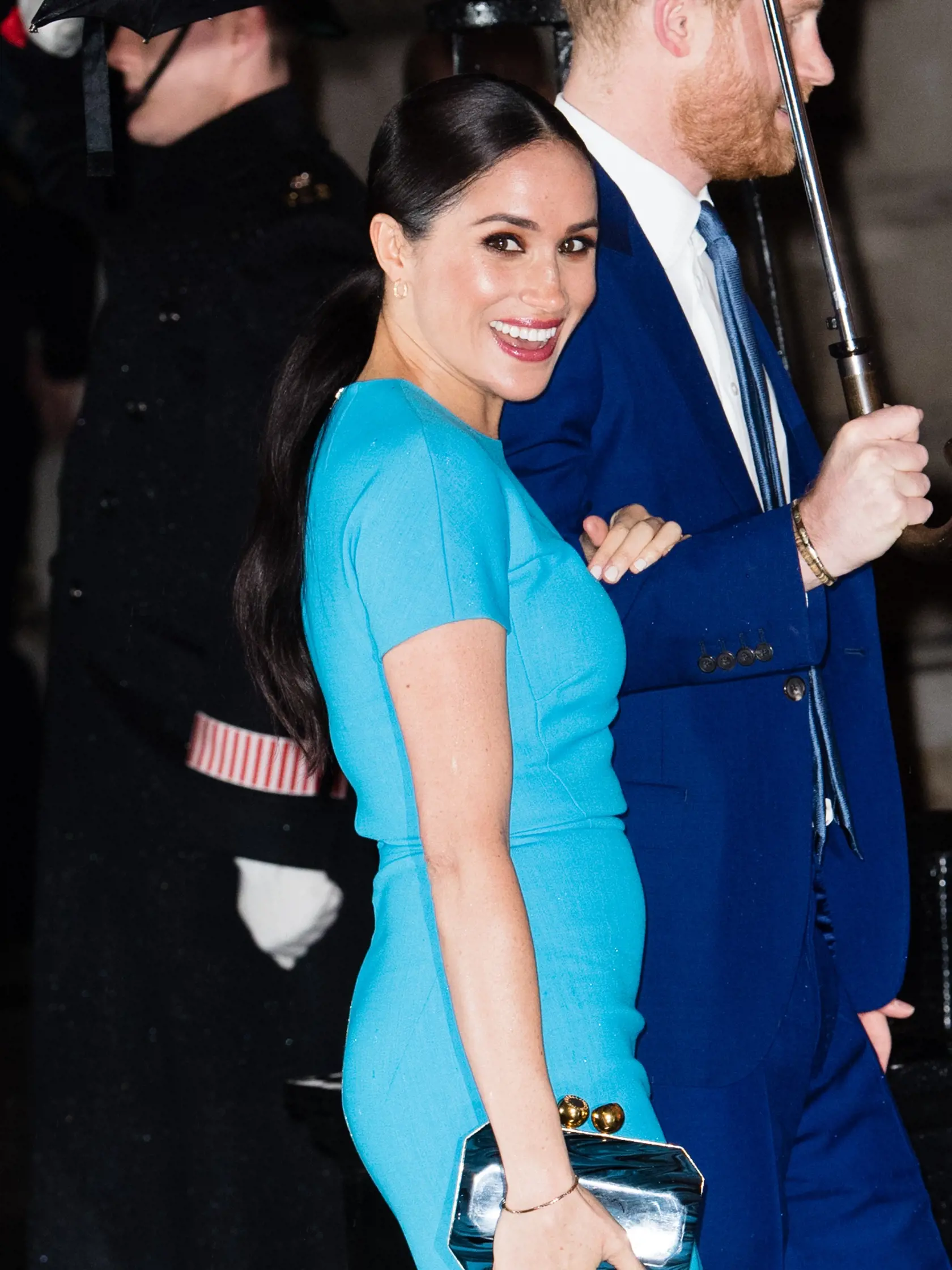 Vojvodkyňa Meghan dorazila po boku Harryho do Londýna.