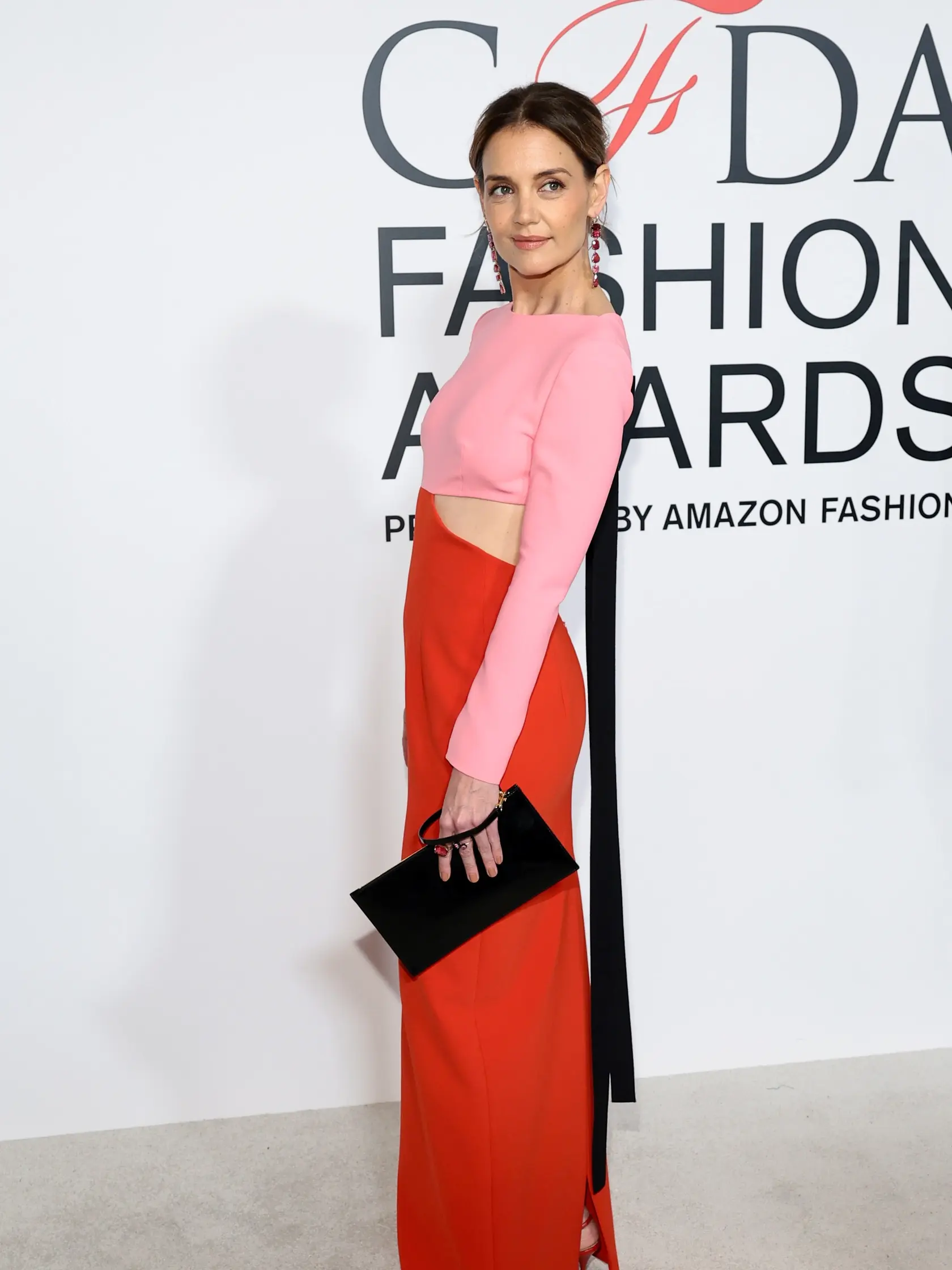 Katie Holmes na odovzdávaní cien CFDA Fashion Awards v New York City.  