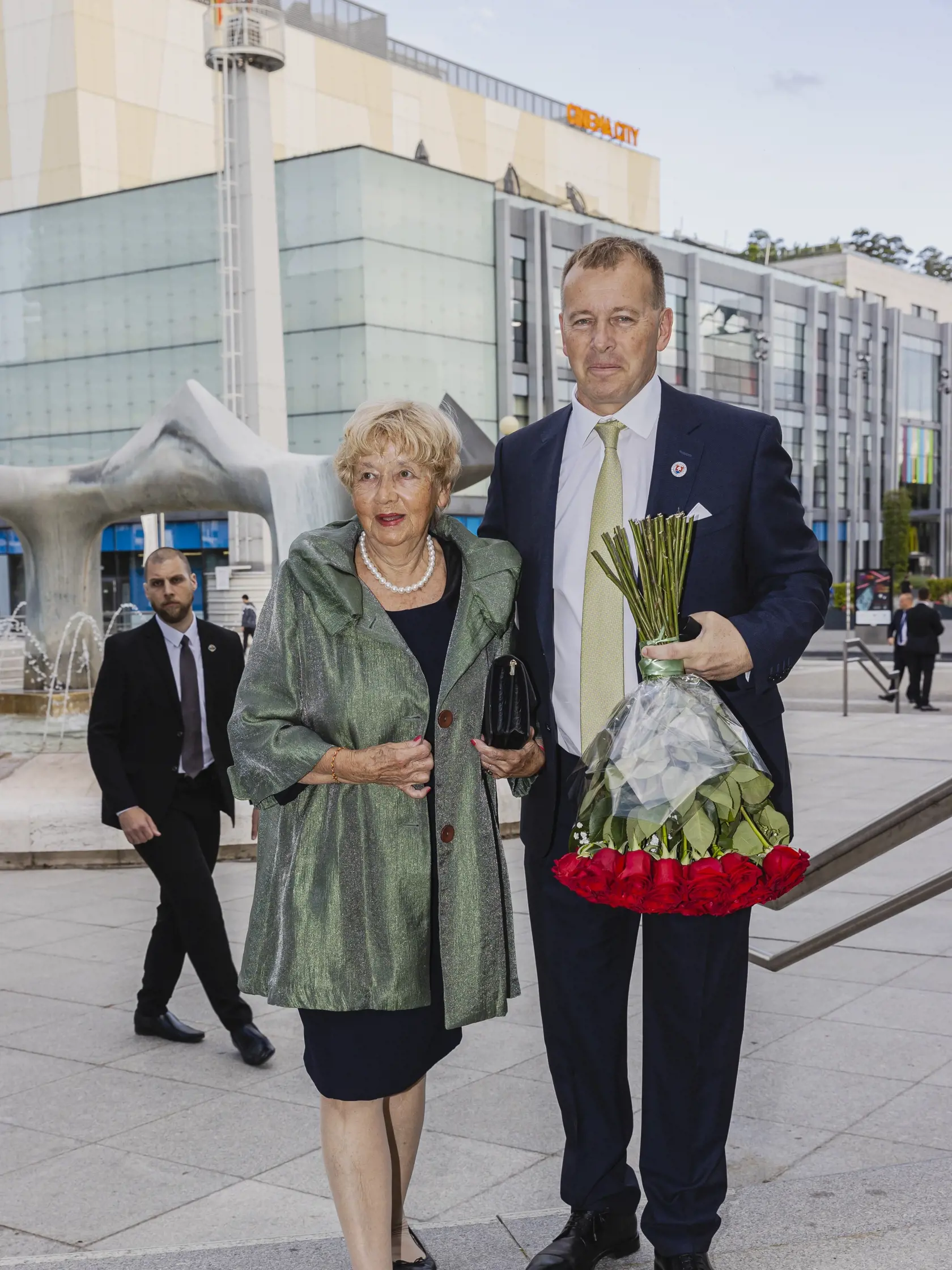 Na snímke  predseda NRSR Boris Kollár s mamou Ankou prichádza do budovy Slovenského národného divadla na predstavenie Ruské denníky pri príležitosti 80. narodenín herečky Božidary Turzonovovej.