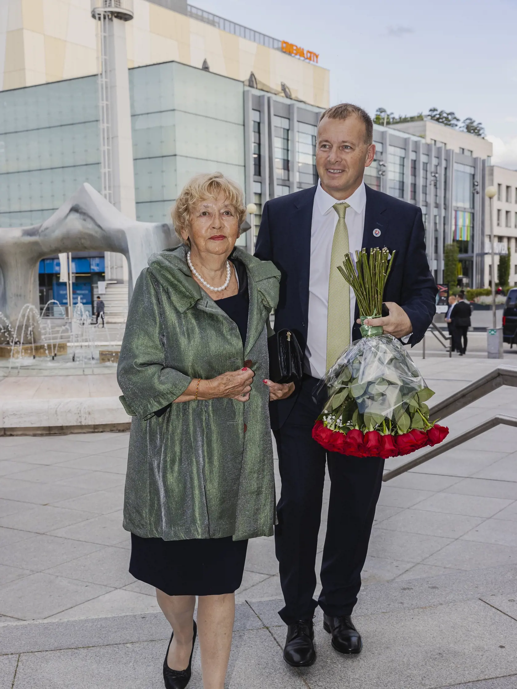 Na snímke  predseda NRSR Boris Kollár s mamou Ankou prichádza do budovy Slovenského národného divadla na predstavenie Ruské denníky pri príležitosti 80. narodenín herečky Božidary Turzonovovej.