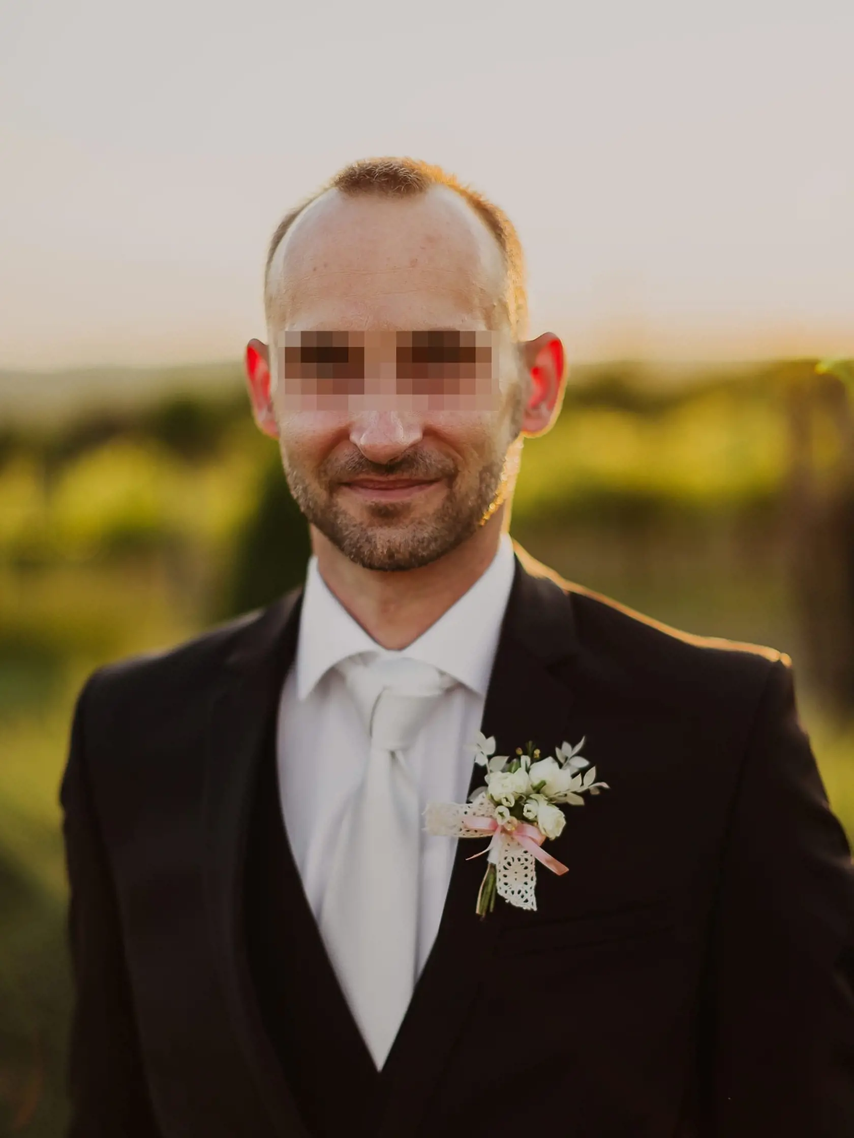 Len ročný chlapček prišiel v nedeľu (11.6.) pri mimoriadne tragickej dopravnej nehode v Strekove (okr. Nové Zámky) naraz o oboch rodičov a 8-ročnú sestru. Prežil ako jediný, aktuálne sa nachádza vo Fakultnej nemocnici s poliklinikou v Nových Zámkoch.