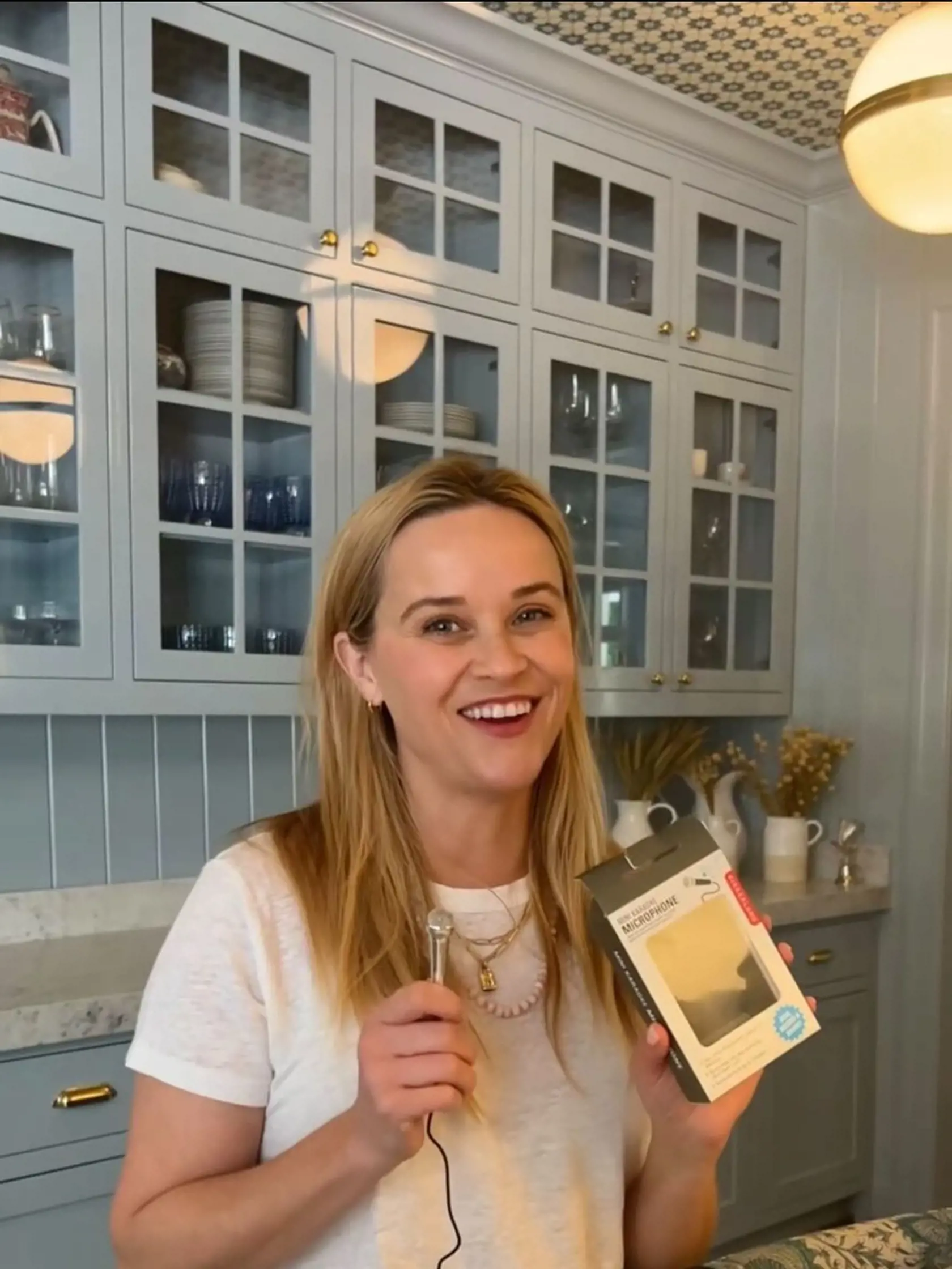 V kuchyni Reese Witherspoon.