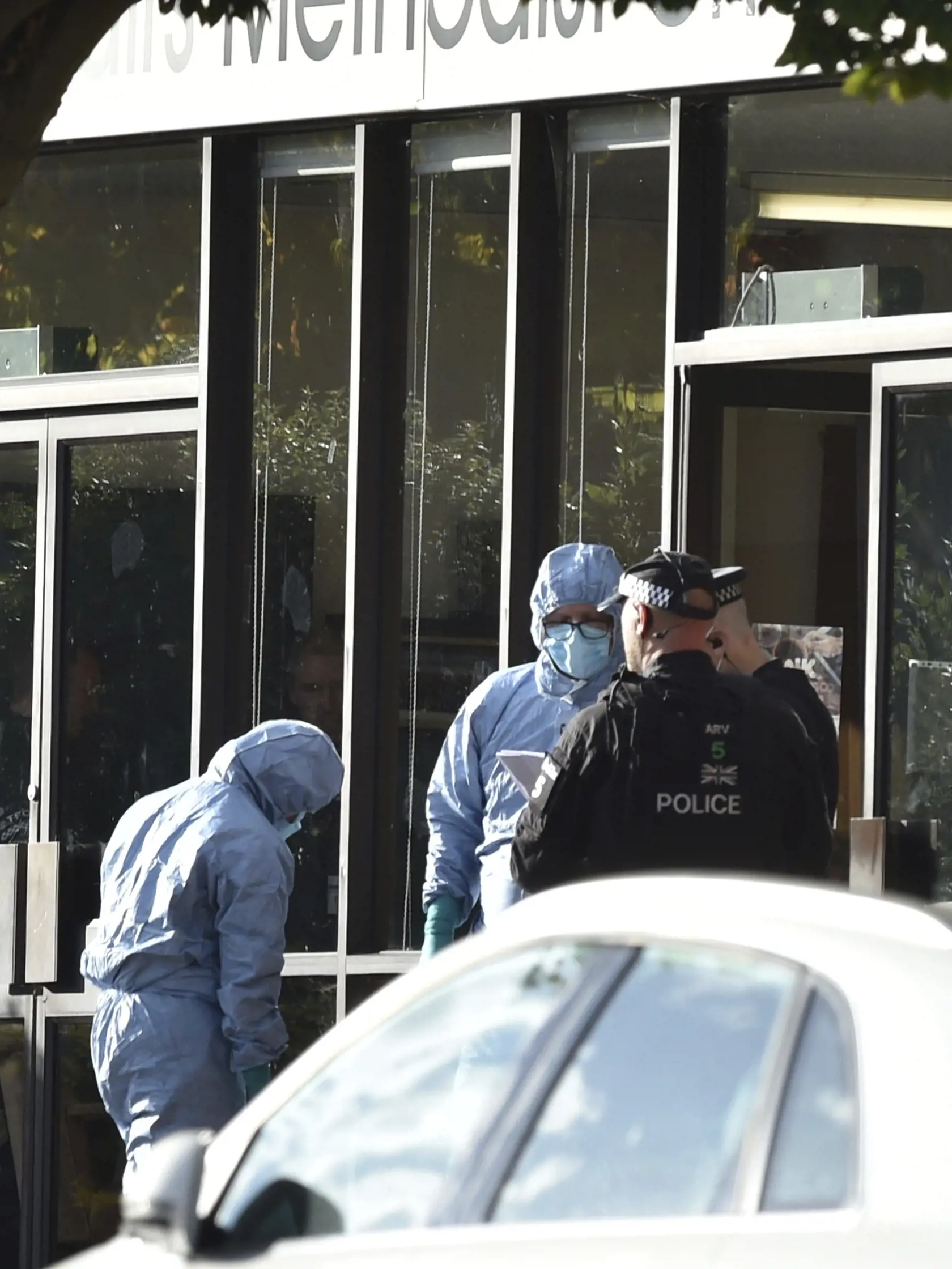 Forenzní experti kráčajú do metodistického kostola Belfairs, v ktorom 25-ročný útočník viackrát bodol poslanca britskej Konzervatívnej strany Davida Amessa pri stretnutí s voličmi v jeho volebnom obvode v meste Leigh-on-Sea, približne 62 kilometrov východne od metropoly Londýn.
