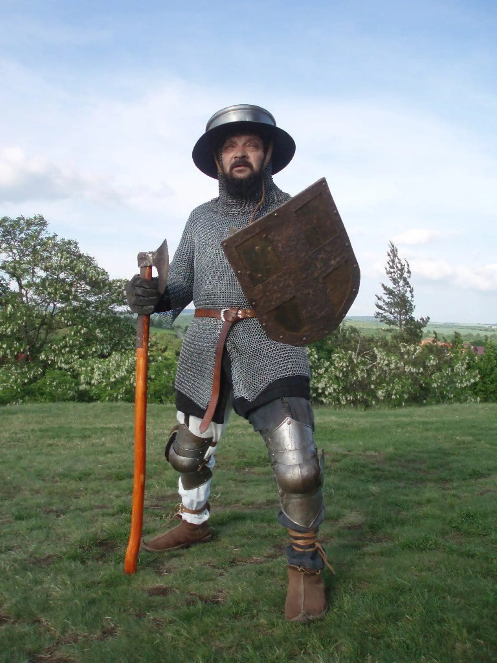„Začalo to, keď som pred Vianocami čítal oznam v novinách, že hľadajú ľudí do historického šermu. Išiel som sa pozrieť a veliteľ skupiny mal so sebou luk. Skúsil som vystreliť a okamžite ma to chytilo,“ spomína