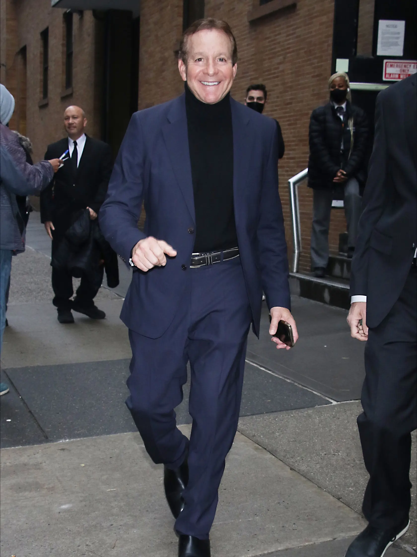 Herec Steve Guttenberg, ktorý sa medzi fanúšikmi preslávil aj vďaka úlohe poručíka Mahoneyho v legendárnom seriáli Policajná akadémia, prežíva náročné chvíle v súkromnom živote. Po šiestich rokoch manželstva sa rozvádza.
