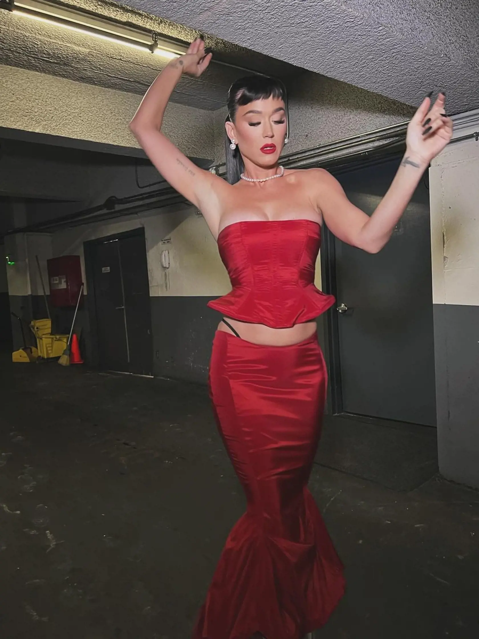 Ak bolo jej cieľom zaujať, rozhodne to Katy Perry urobila, tentokrát nie spevom, ale outfitom...