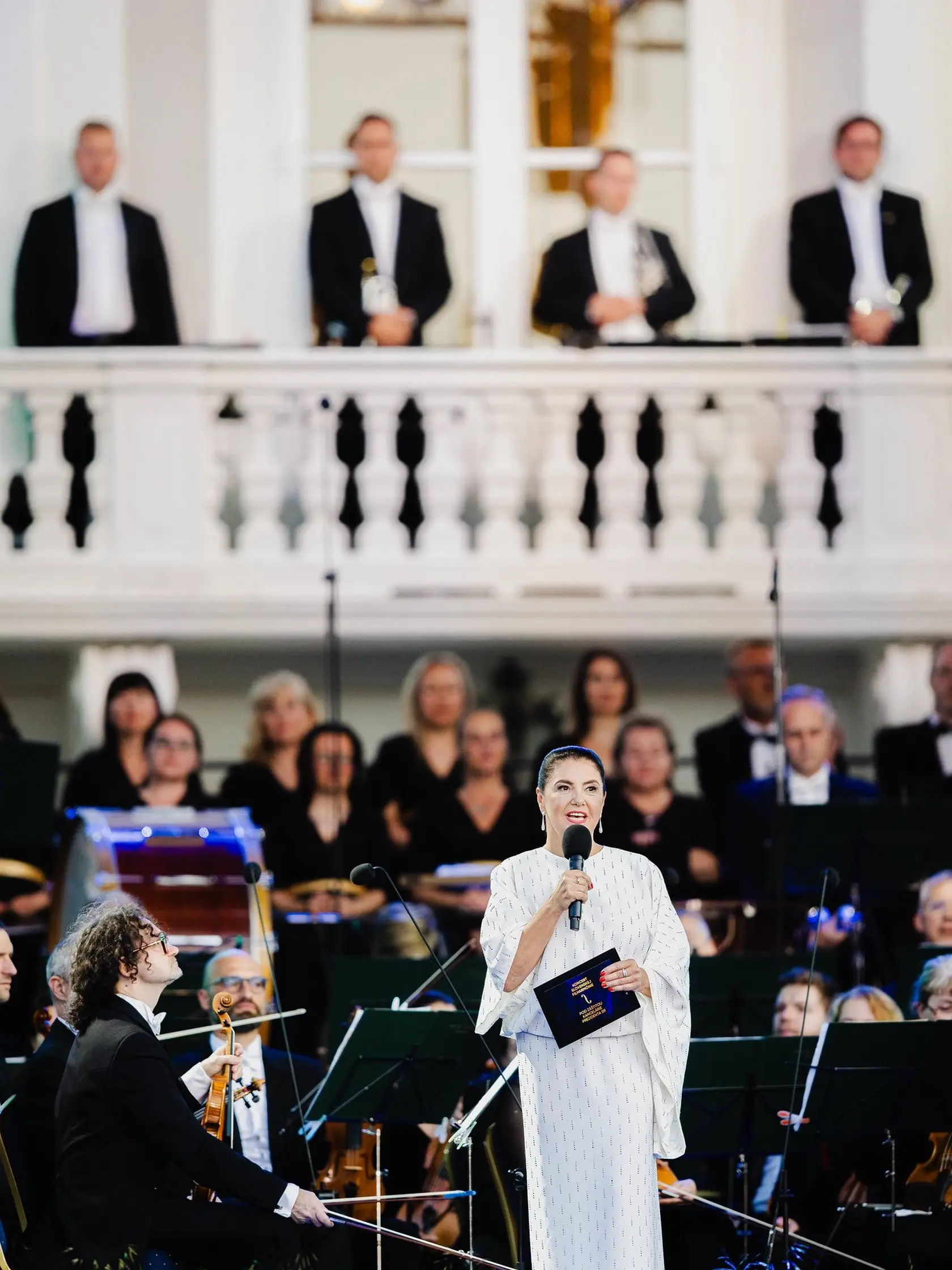 Koncert moderovala Iveta Malachovská v nádherných bielych šatách, ktoré jej veľmi svedčali.  