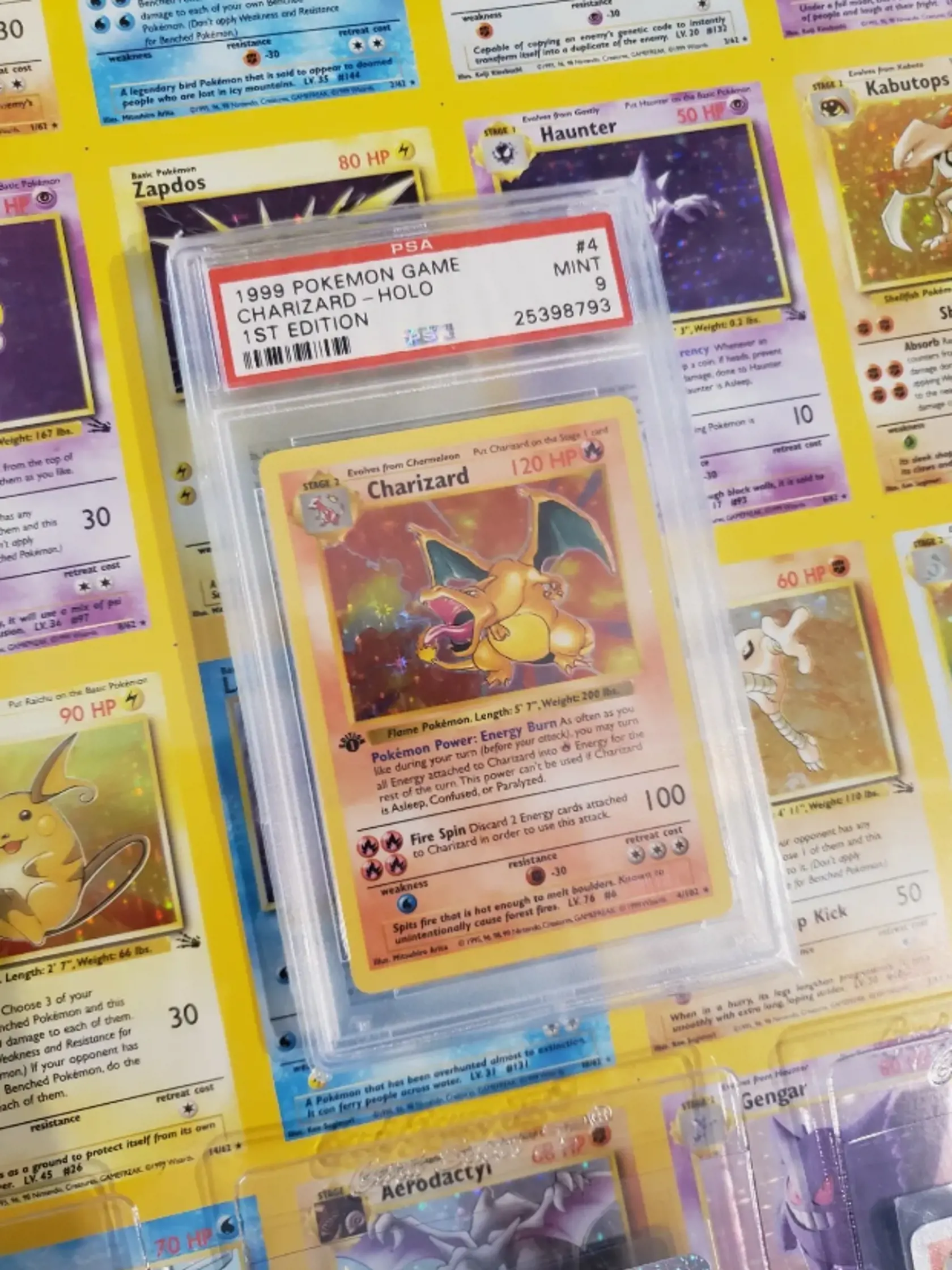 Medzi najdrahšie patrí trblietavá karta s pokémonom Charizard z roku 1999.