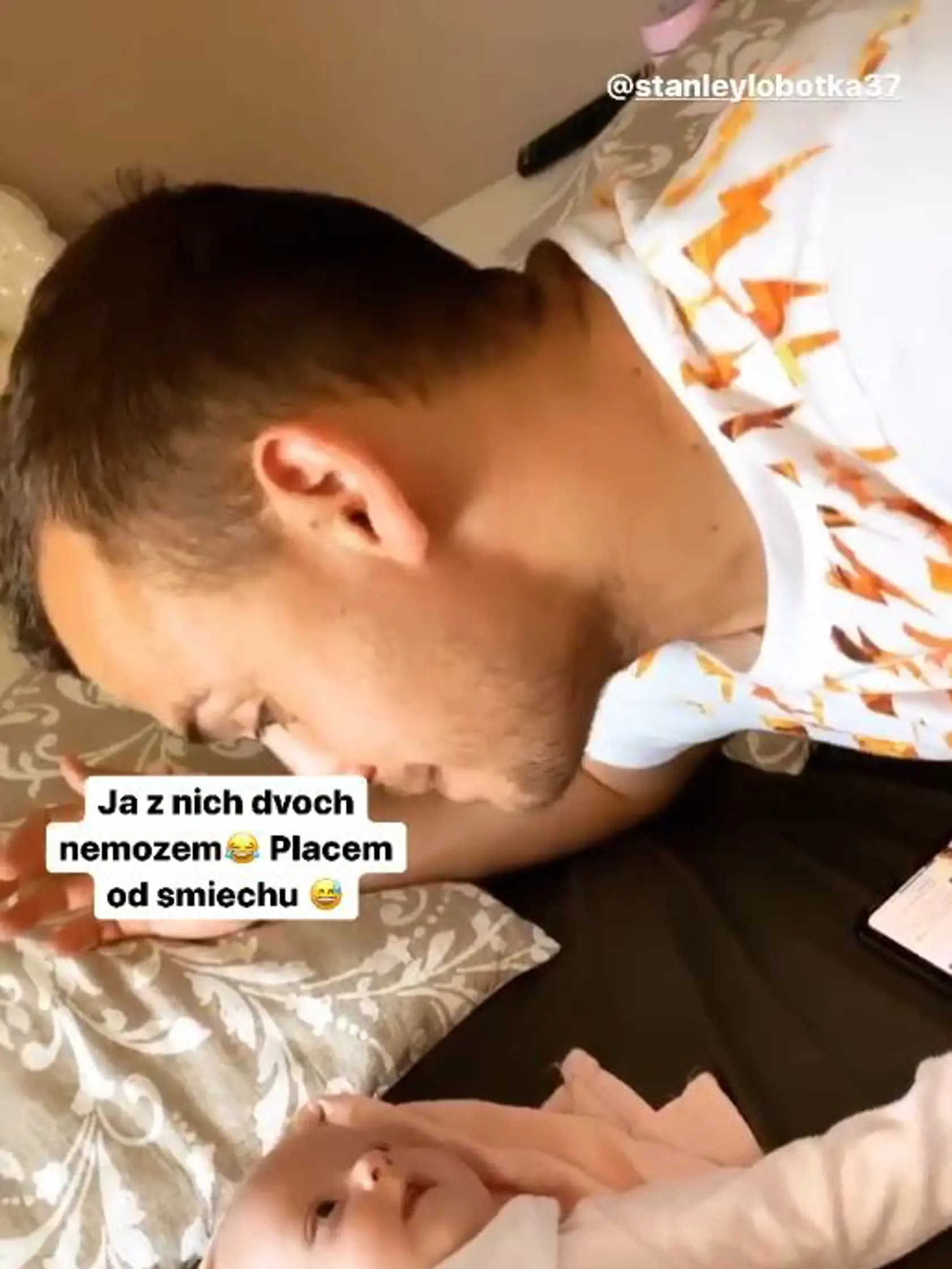 Stanko Lobotka si karanténu a pauzu od futbalu užíva. Takto sa jaší s dcérkou Lindou, ktorej spieva detské pesničky.