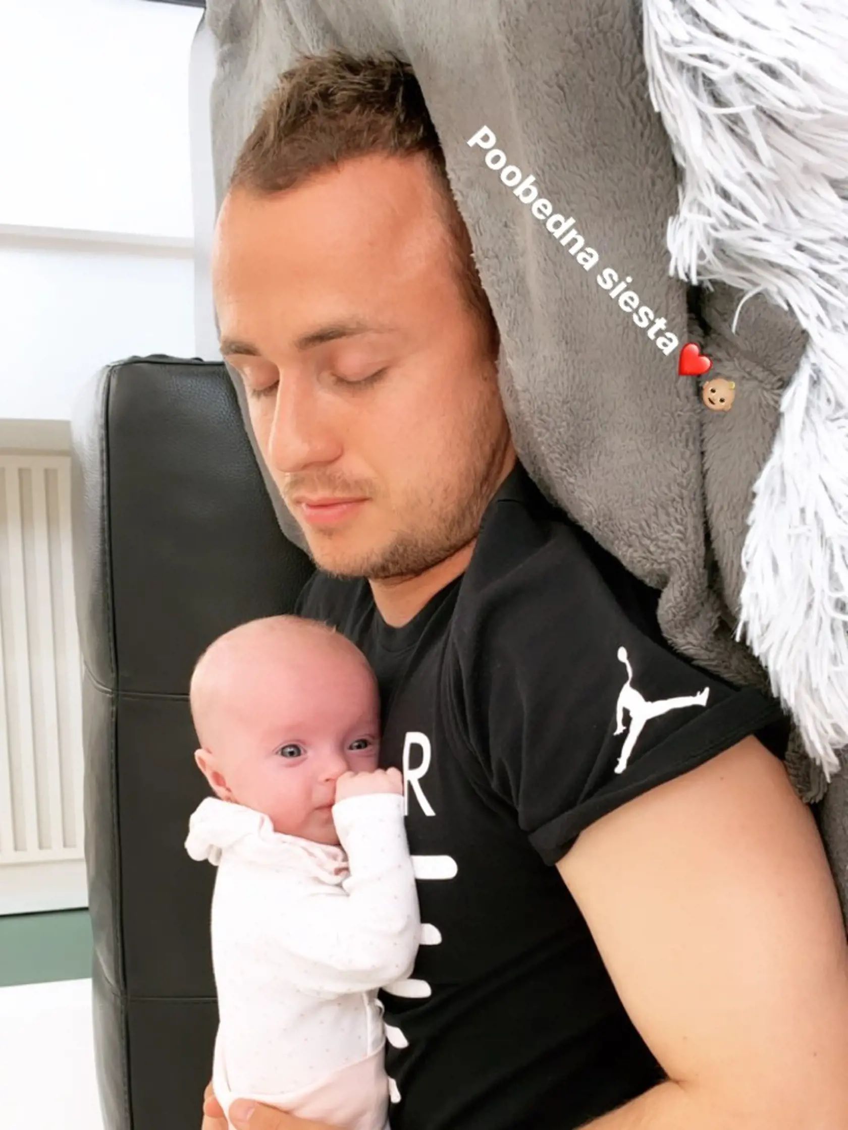 Stanko Lobotka si karanténu a pauzu od futbalu užíva. Takto oddychuje s dcérkou Lindou.