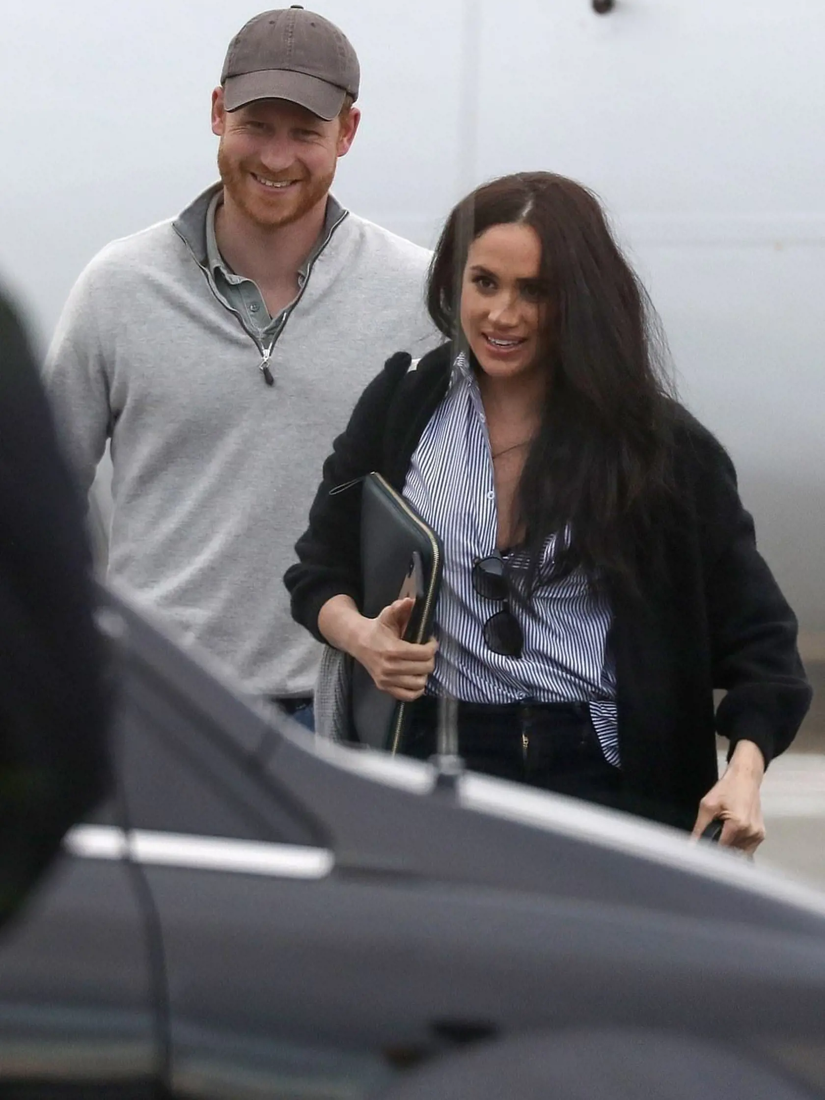 Meghan a Harry po prílete do Kanady z USA. Ruky mali plné batožiny a namiesto okázalých šiat na sebe mali bežné cestovné oblečenie.