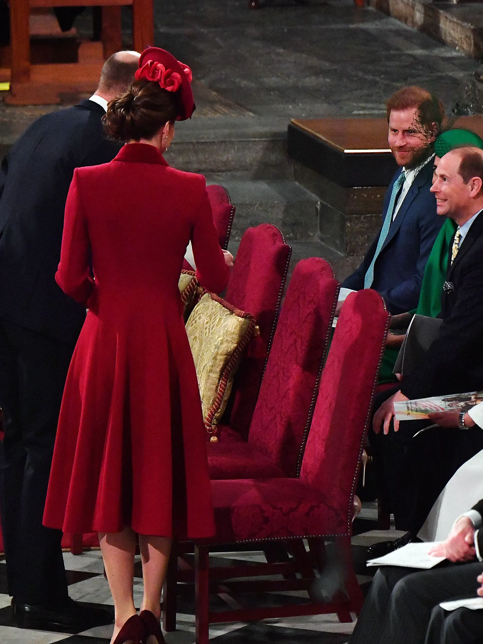 Princ Harry sa so svojim bratom, princom Williamom, stretol prvýkrát po mesiacoch. Bratia sa len leto pozdravili a potom sa každý venoval svojej polovičke.
