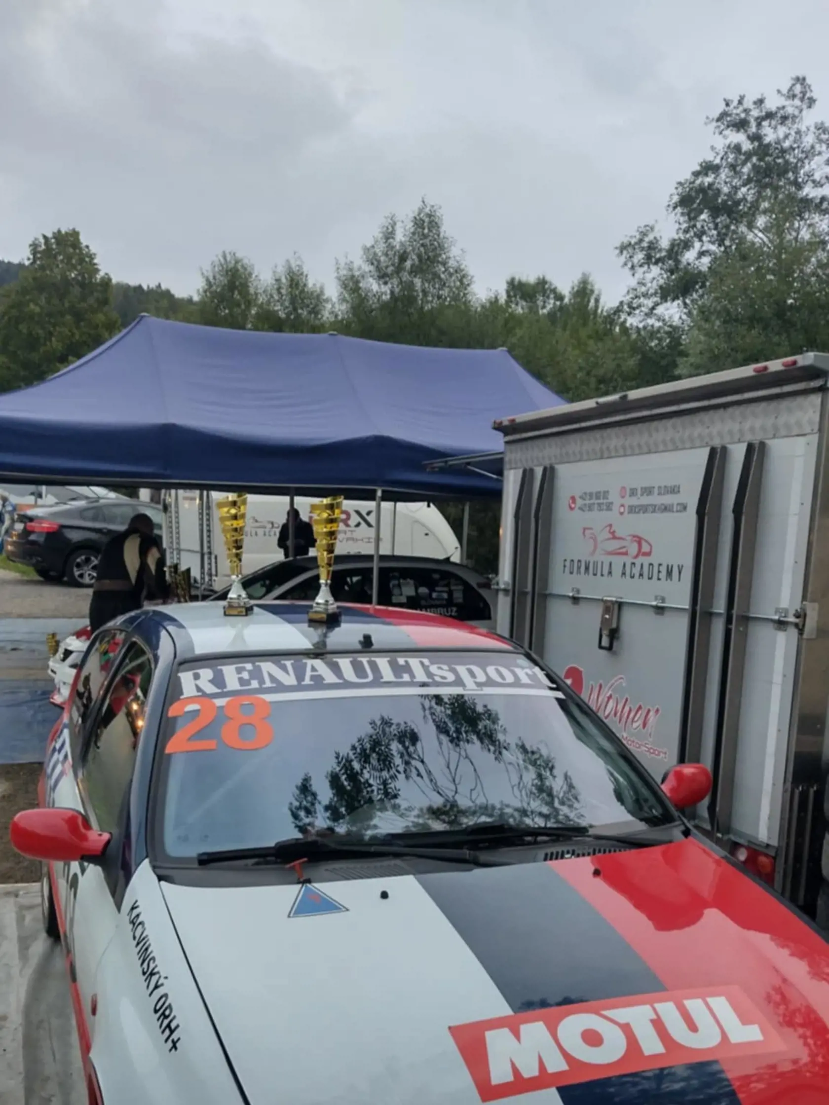 Peter, známy najmä úspechmi v automobilových pretekoch do vrchu, sa tejto vášni venoval od roku 2008. V garáži mal vystavené autá, s ktorými sa zúčastňoval na slovenských aj medzinárodných podujatiach. 
