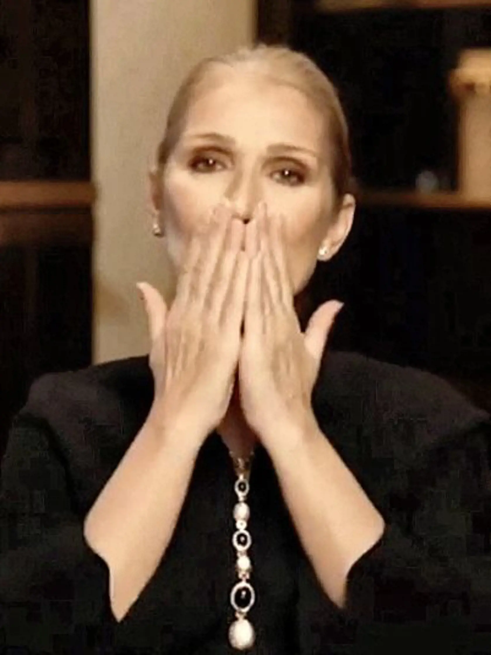 Ikonická spevácka diva a majiteľka jedného z najkrajších hlasov vôbec Céline Dion (55) zrušila svoje svetové turné Courage. Dôvodom majú byť opäť zdravotné problémy spojené so Syndrómom stuhnutého človeka. Dočkáme sa tak ešte jej legendárnych vystúpení?