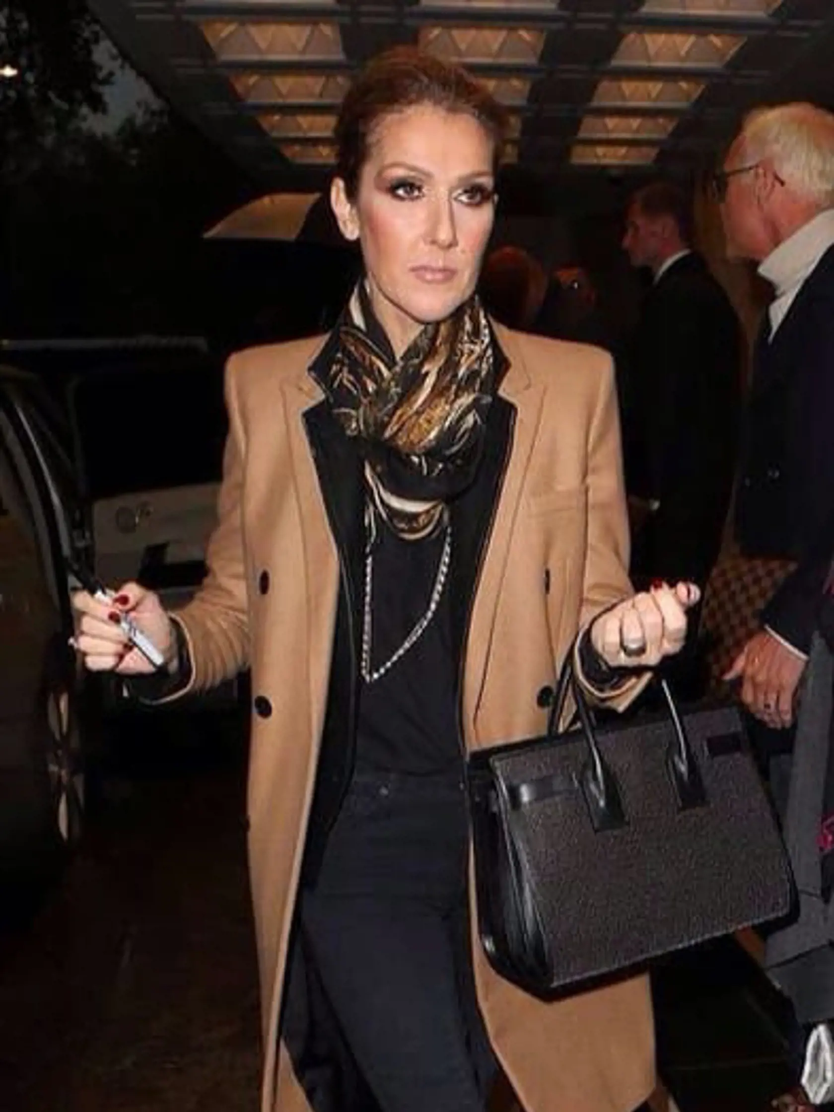 Speváčka Céline Dion sa už koncom minulého roka zverila svojím fanúšikom, že trpí syndrómom stuhnutého človeka (SPS), ktorý napáda aj jej hlasivky a mimiku tváre. Ochorenie žiaľ nie je liečiteľné, pomocou liekov a špeciálnych cvičení sa však dá spomaliť.