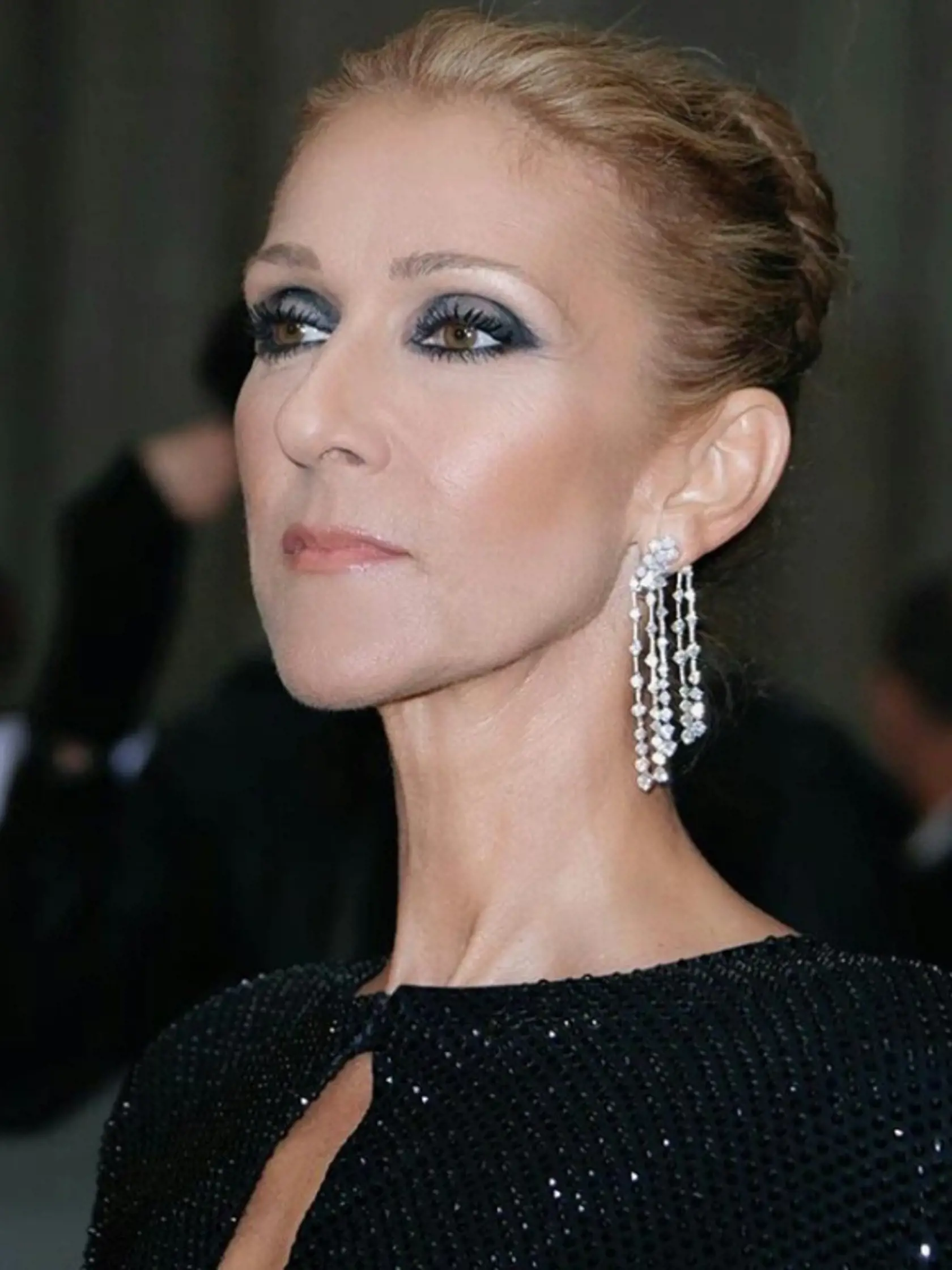 Speváčka Céline Dion sa už koncom minulého roka zverila svojím fanúšikom, že trpí syndrómom stuhnutého človeka (SPS), ktorý napáda aj jej hlasivky a mimiku tváre. Ochorenie žiaľ nie je liečiteľné, pomocou liekov a špeciálnych cvičení sa však dá spomaliť.