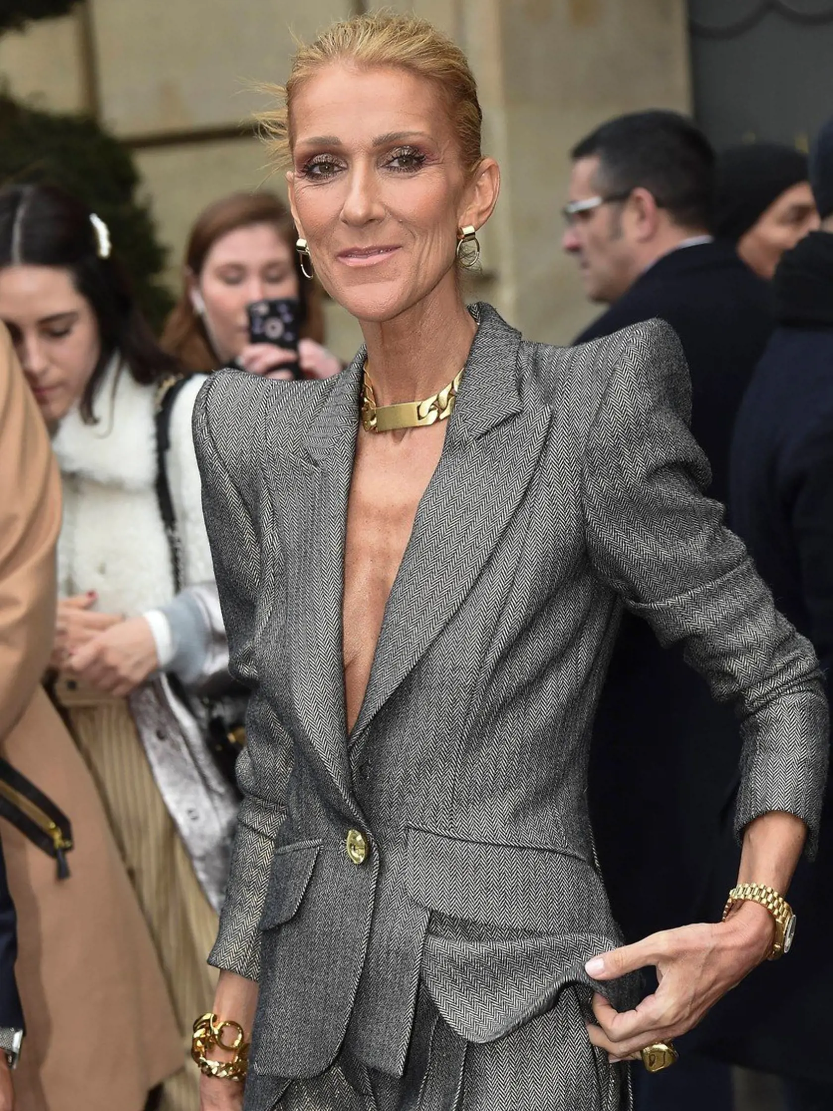 Speváčka Céline Dion sa už koncom minulého roka zverila svojím fanúšikom, že trpí syndrómom stuhnutého človeka (SPS), ktorý napáda aj jej hlasivky a mimiku tváre. Ochorenie žiaľ nie je liečiteľné, pomocou liekov a špeciálnych cvičení sa však dá spomaliť.
