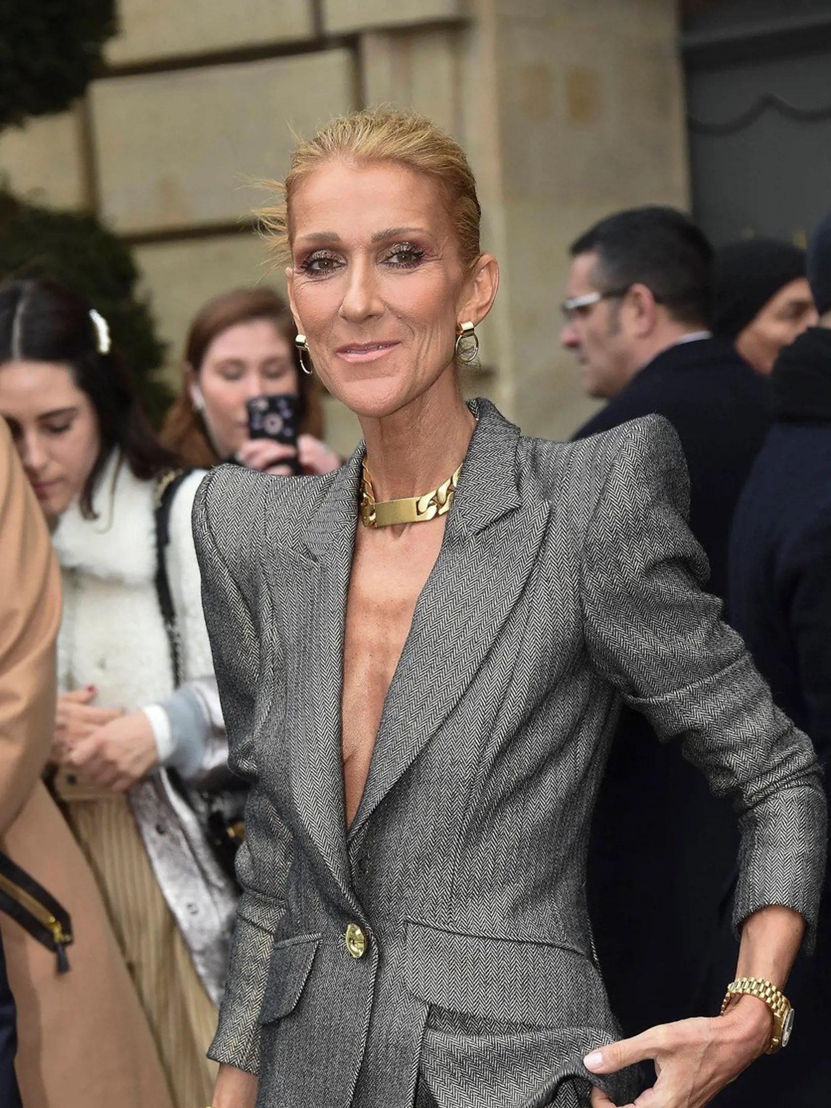 Speváčka Céline Dion sa už koncom minulého roka zverila svojím fanúšikom, že trpí syndrómom stuhnutého človeka (SPS), ktorý napáda aj jej hlasivky a mimiku tváre. Ochorenie žiaľ nie je liečiteľné, pomocou liekov a špeciálnych cvičení sa však dá spomaliť.