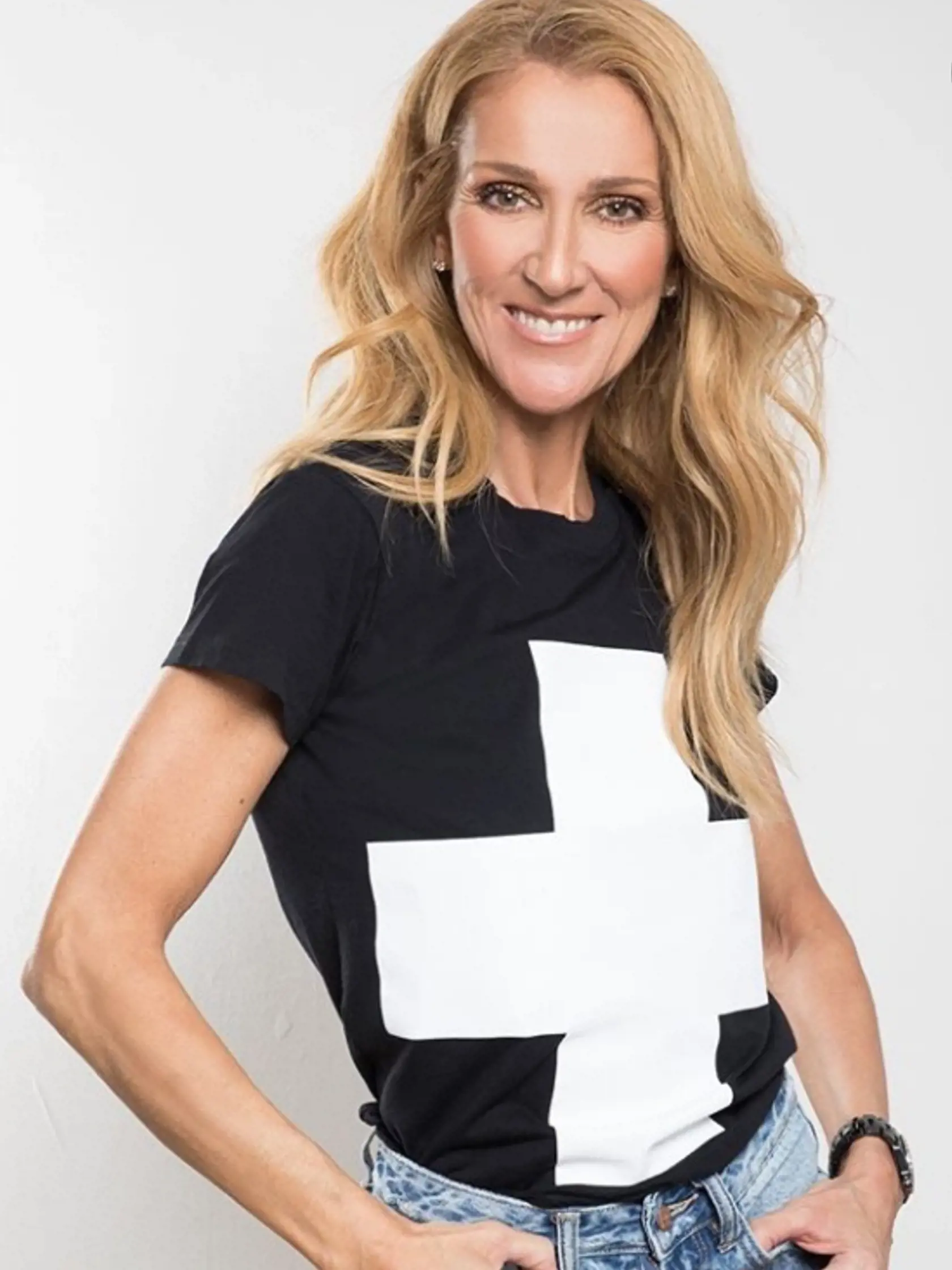 Speváčka Céline Dion sa už koncom minulého roka zverila svojím fanúšikom, že trpí syndrómom stuhnutého človeka (SPS), ktorý napáda aj jej hlasivky a mimiku tváre. Ochorenie žiaľ nie je liečiteľné, pomocou liekov a špeciálnych cvičení sa však dá spomaliť.