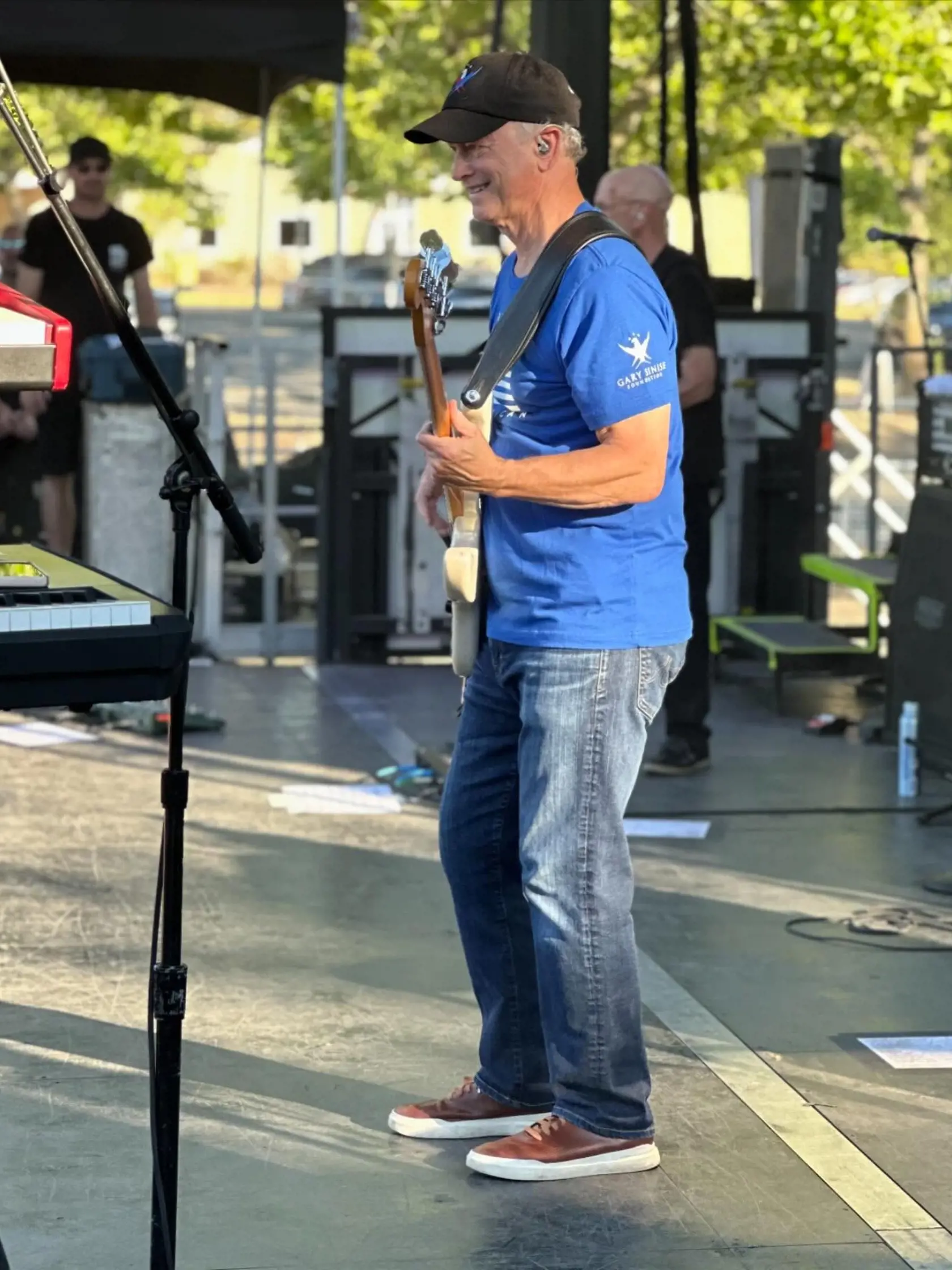 Herec Gary Sinise je tiež nadaným hudobníkom. So skupinou Lt. Dan Band, pomenovanej podľa poručíka Dana z Forresta Gumpa, hráva na vojenských základniach.