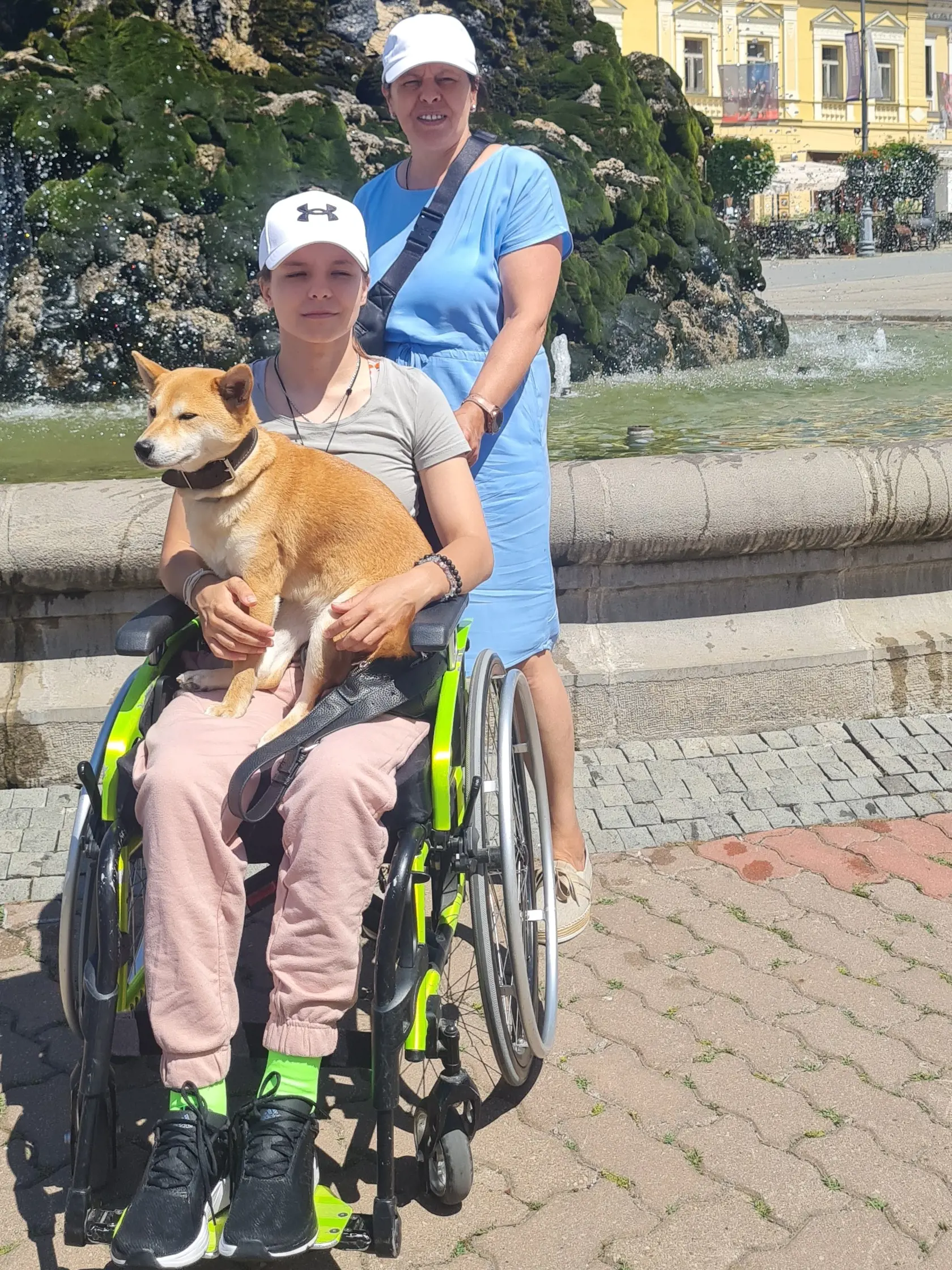 Miška má úplne prerušenú miechu, nádej, že sa postaví na nohy vlastnou húževnatosťou a cvičením nie je. Rodina však dúfa, že veda už čoskoro pokročí natoľko, že nájde spôsob ako postaviť Mišku na nohy.